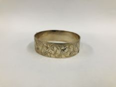 A DECORATIVE SILVER ENGRAVED BANGLE, BIRMINGHAM ASSAY MAKERS MARK B. LTD.