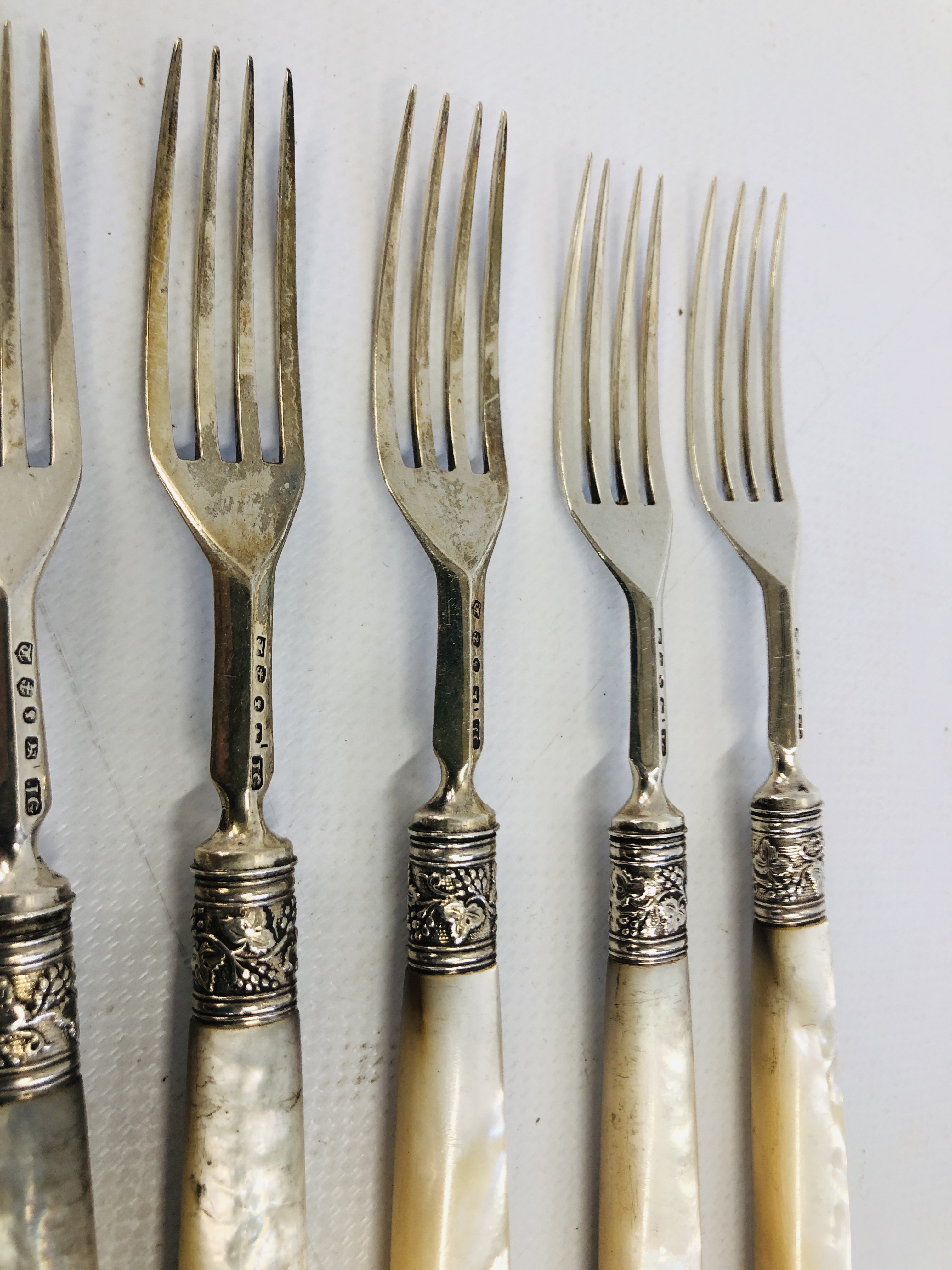 A SET OF SIX SILVER TEA KNIVES AND SIX SILVER FORKS, MOTHER OF PEARL HANDLES, - Image 7 of 11