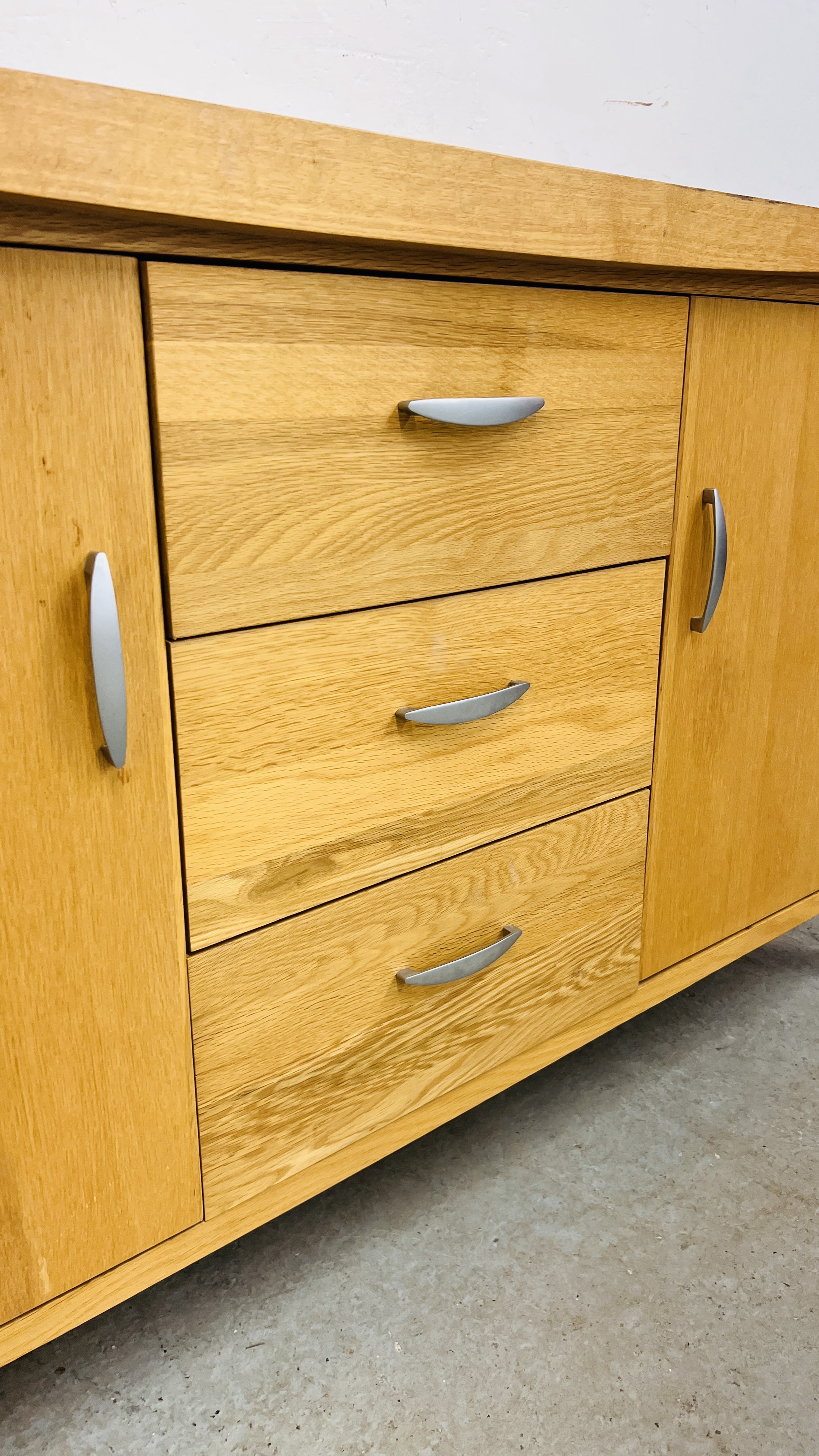 A SOLID OAK THREE DRAWER TWO DOOR SIDEBOARD WIDTH 137CM. DEPTH 45CM. HEIGHT 75CM. - Image 6 of 10