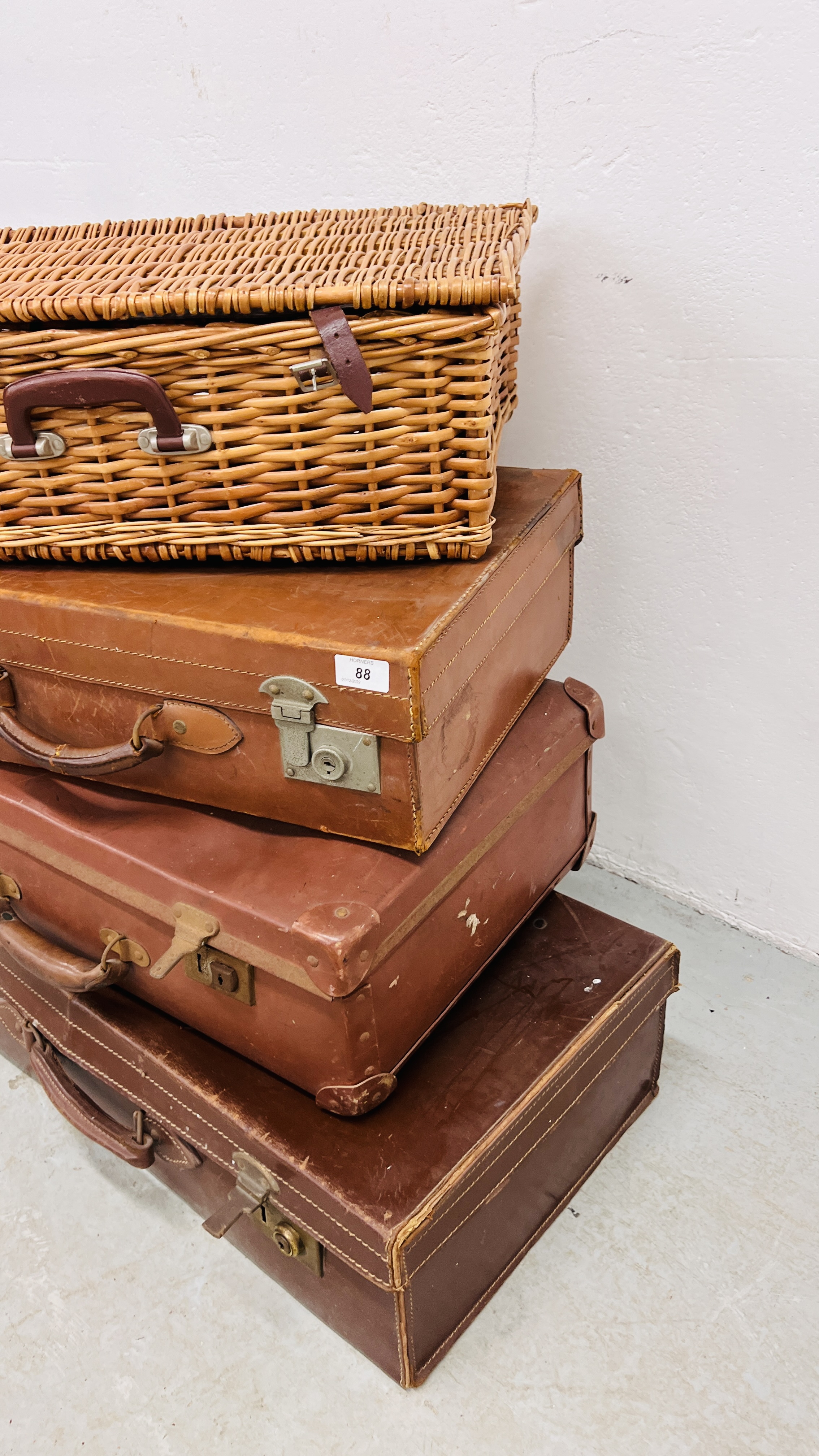 A GROUP OF THREE VINTAGE SUITCASES ALONG WITH A WICKER PICNIC BASKET - Image 5 of 7