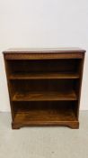 A MODERN OAK FINISH THREE TIER BOOKSHELF WIDTH 85CM. DEPTH 30CM. HEIGHT 98CM.