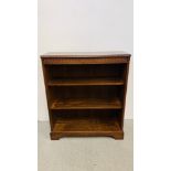 A MODERN OAK FINISH THREE TIER BOOKSHELF WIDTH 85CM. DEPTH 30CM. HEIGHT 98CM.