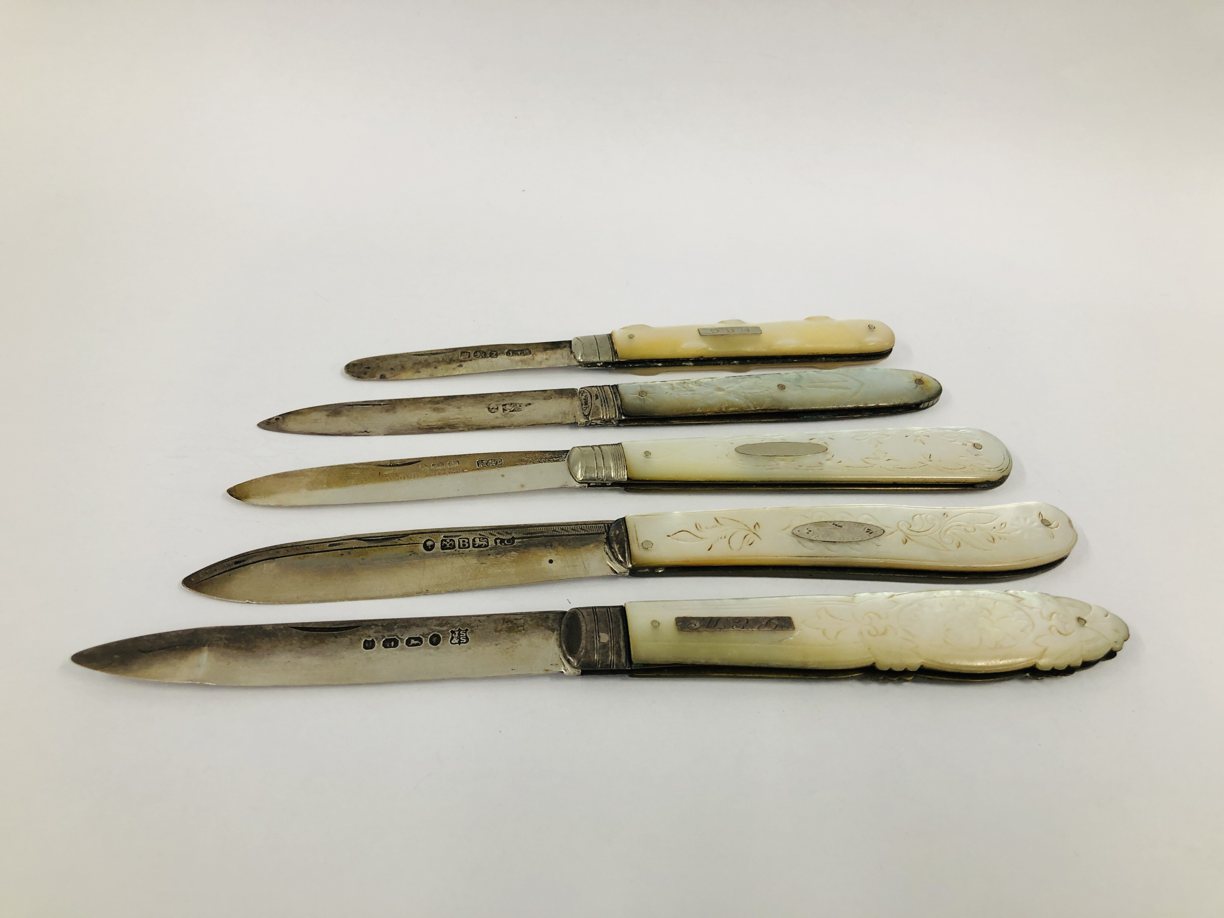 A GROUP OF FIVE VINTAGE SILVER AND MOTHER OF PEARL FRUIT/PEN KNIVES