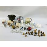 A GROUP OF ASSORTED CHINA TO INCLUDE HARDSTONE/CERAMIC EGGS, WEDGWOOD PAPERWEIGHT,
