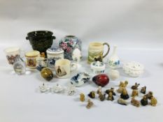 A GROUP OF ASSORTED CHINA TO INCLUDE HARDSTONE/CERAMIC EGGS, WEDGWOOD PAPERWEIGHT,
