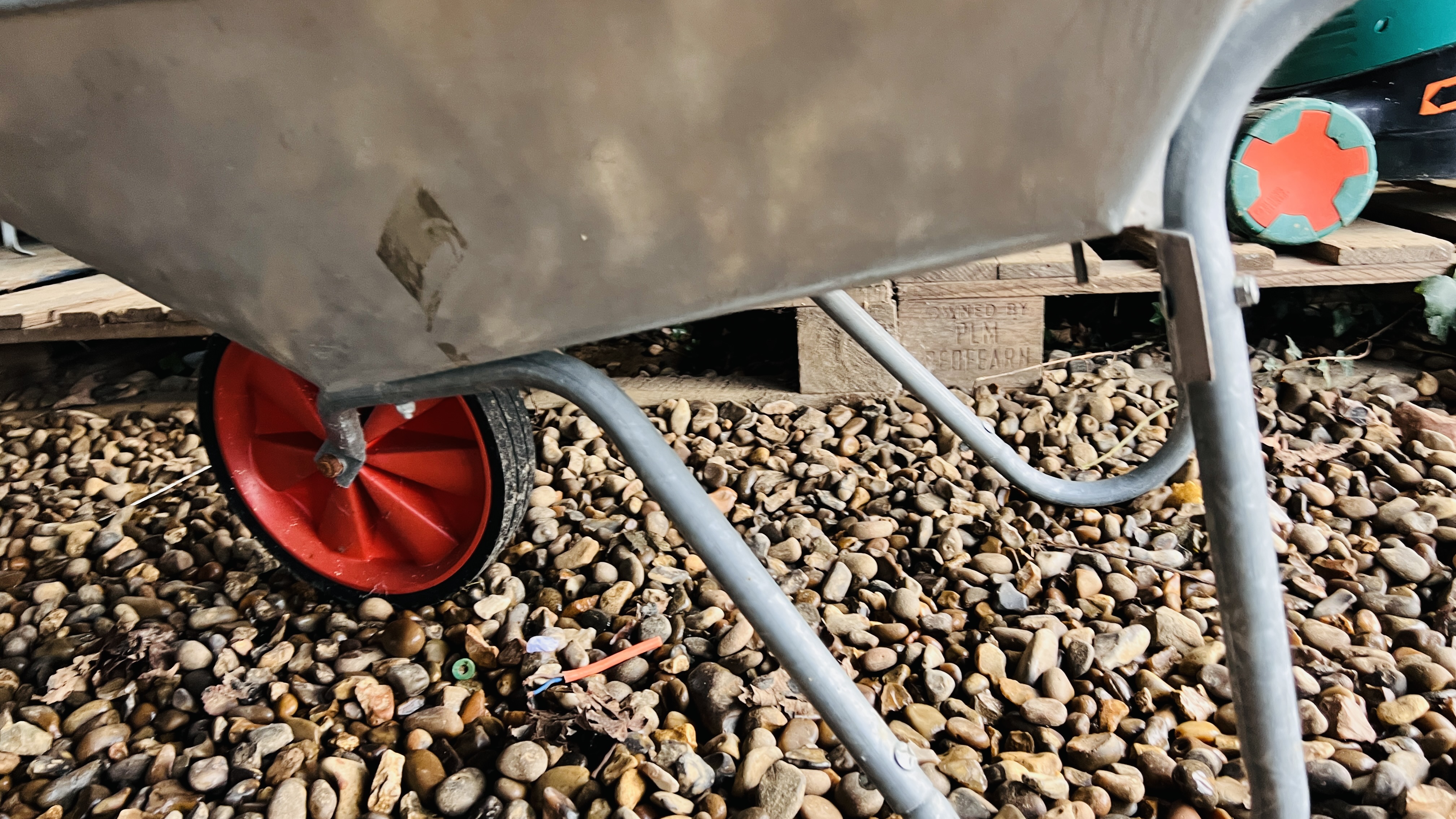 A GALVANISED GARDEN WHEEL BARROW - Image 3 of 4