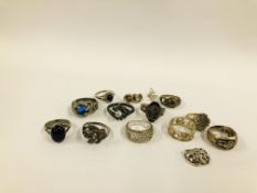 11 X ASSORTED SILVER AND WHITE METAL RINGS ALONG WITH THREE WHITE METAL CHARMS.