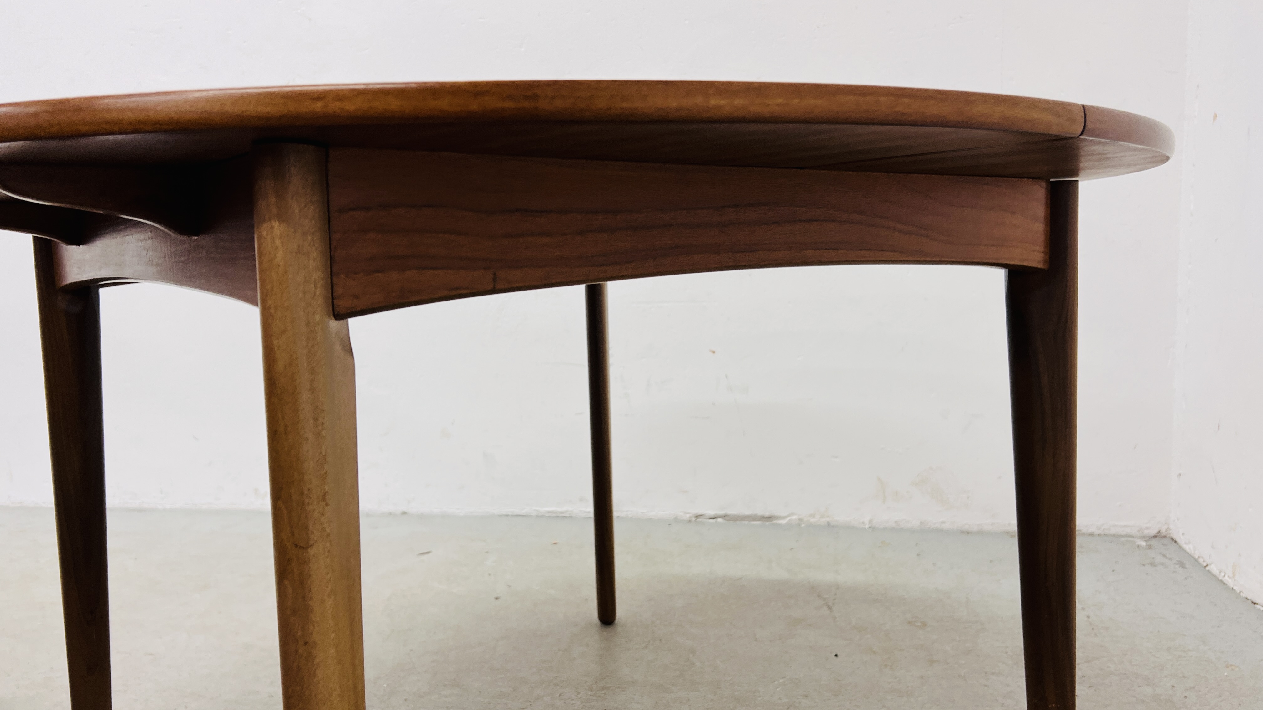 DANISH MID-CENTURY TEAK EXTENDING CIRCULAR DINING TABLE (2 LEAVES) ALONG WITH A SET OF SIX DANISH - Image 14 of 23
