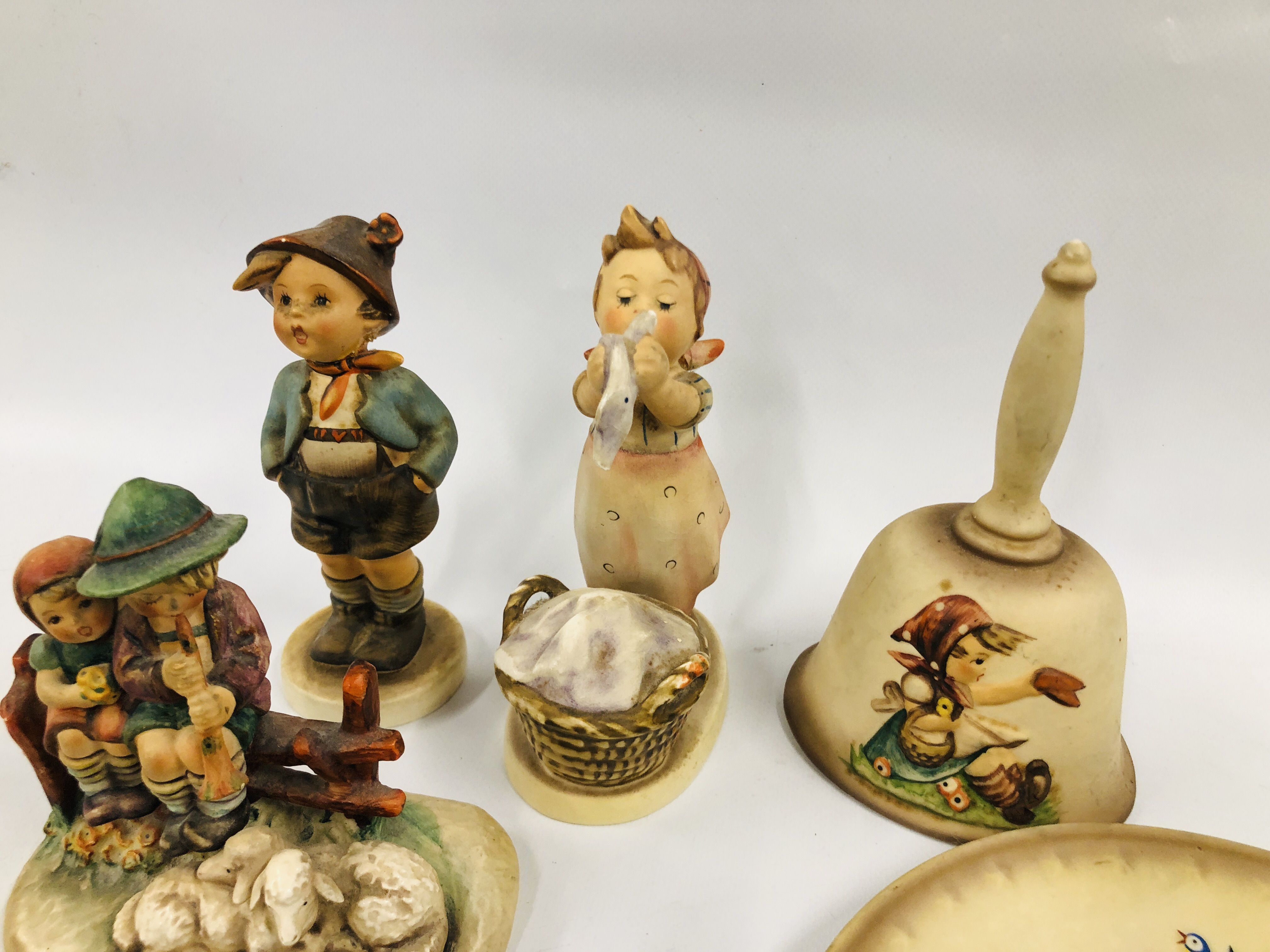 A GROUP OF GOEBEL HUMMEL TO INCLUDE TWO FIGURED GROUPS AND ONE OTHER A/F, - Image 3 of 4