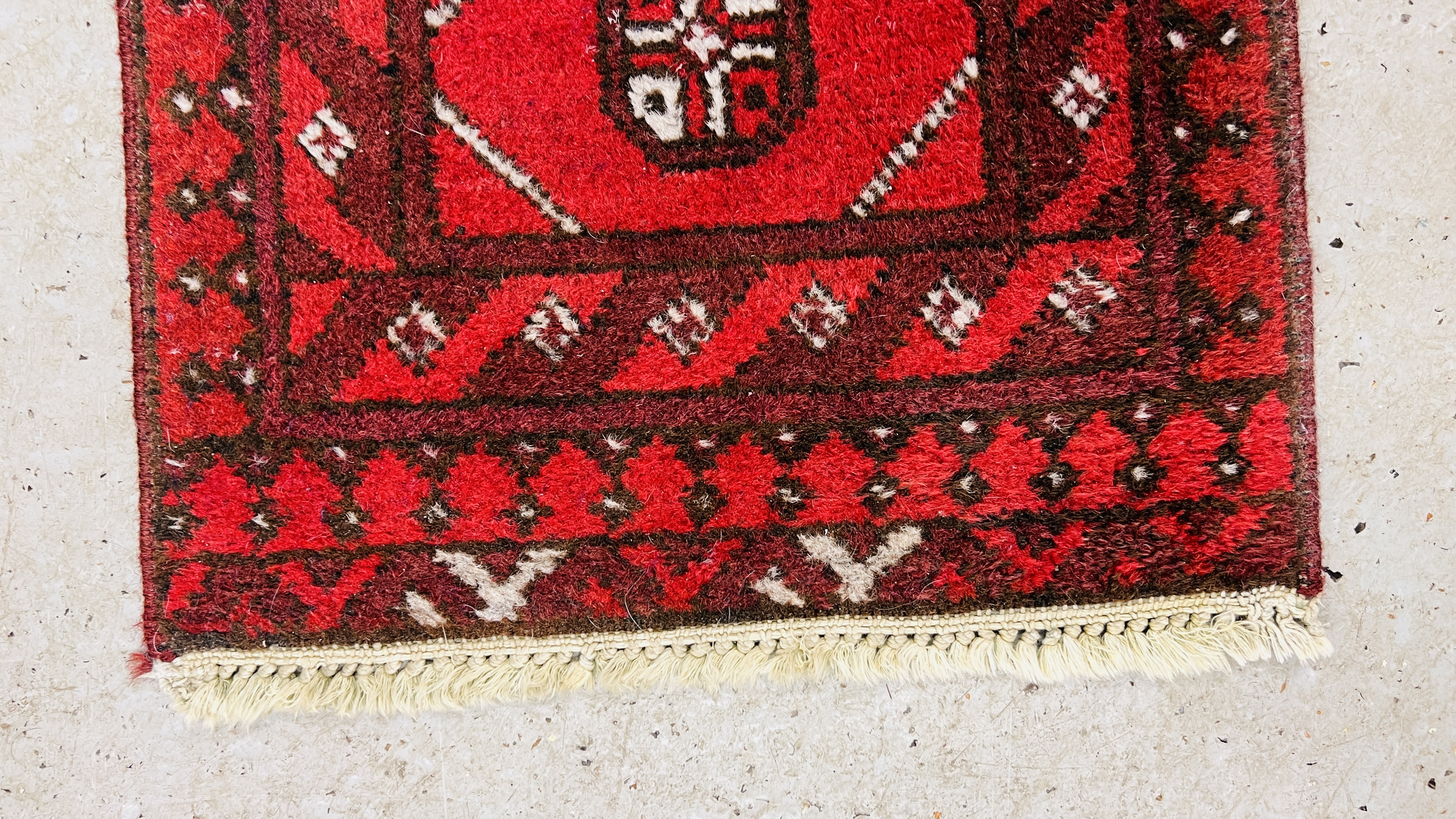 A SMALL RED PATTERNED EASTERN RUG 94CM. X 48CM. - Image 2 of 6