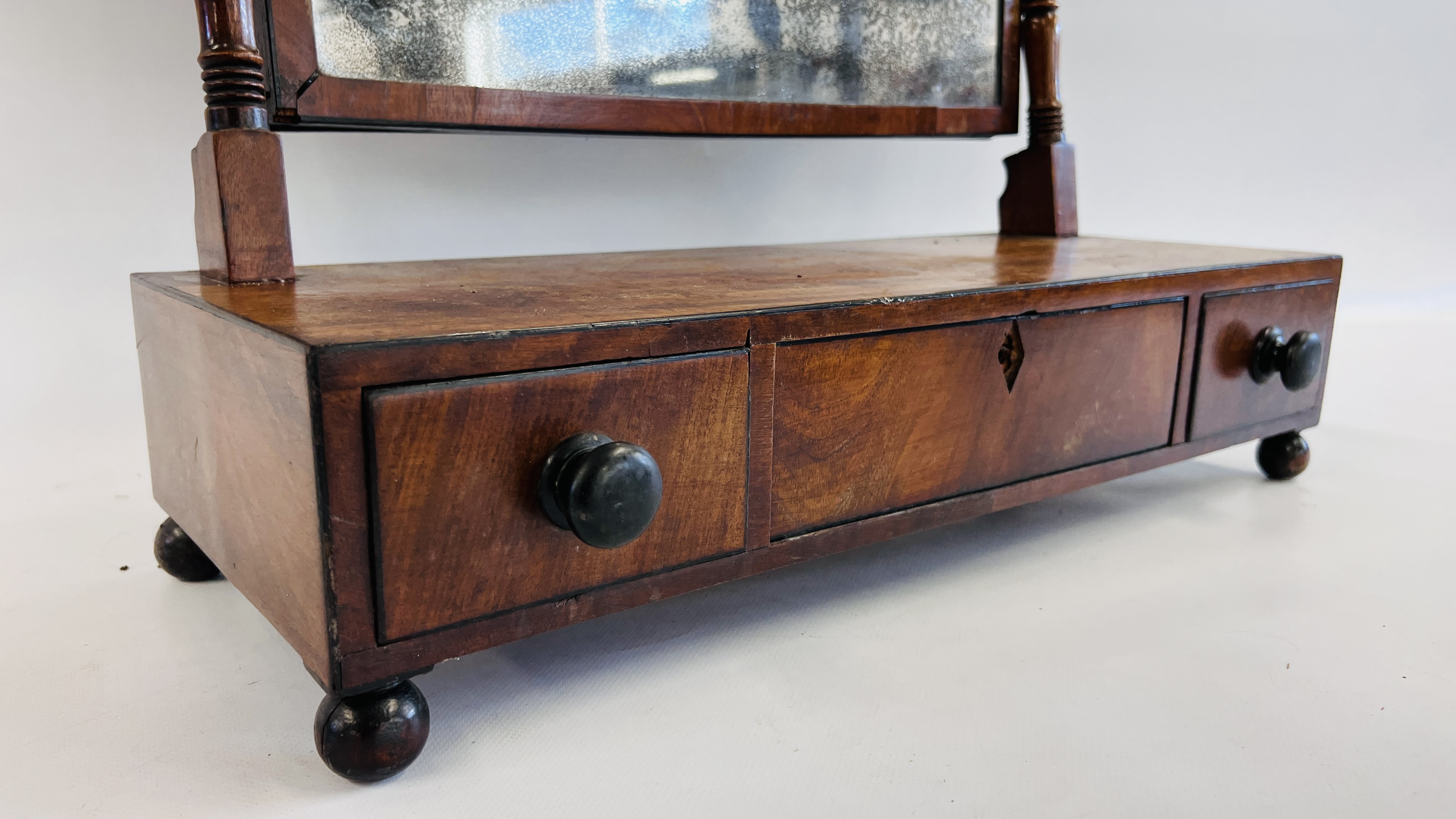 ANTIQUE MAHOGANY TOILET MIRROR WITH THREE DRAWERS. - Image 9 of 13