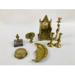 A GROUP OF VINTAGE BRASS WARE TO INCLUDE MINATURE CANDLE STICKS, HALF MOON ASHTRAY ETC.