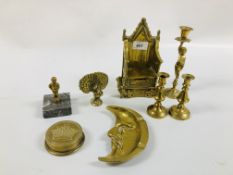 A GROUP OF VINTAGE BRASS WARE TO INCLUDE MINATURE CANDLE STICKS, HALF MOON ASHTRAY ETC.