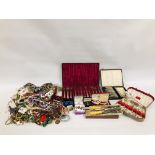 LARGE TUB OF ASSORTED COSTUME AND VINTAGE JEWELLERY TO INCLUDE SILVER ALONG WITH VARIOUS CASED