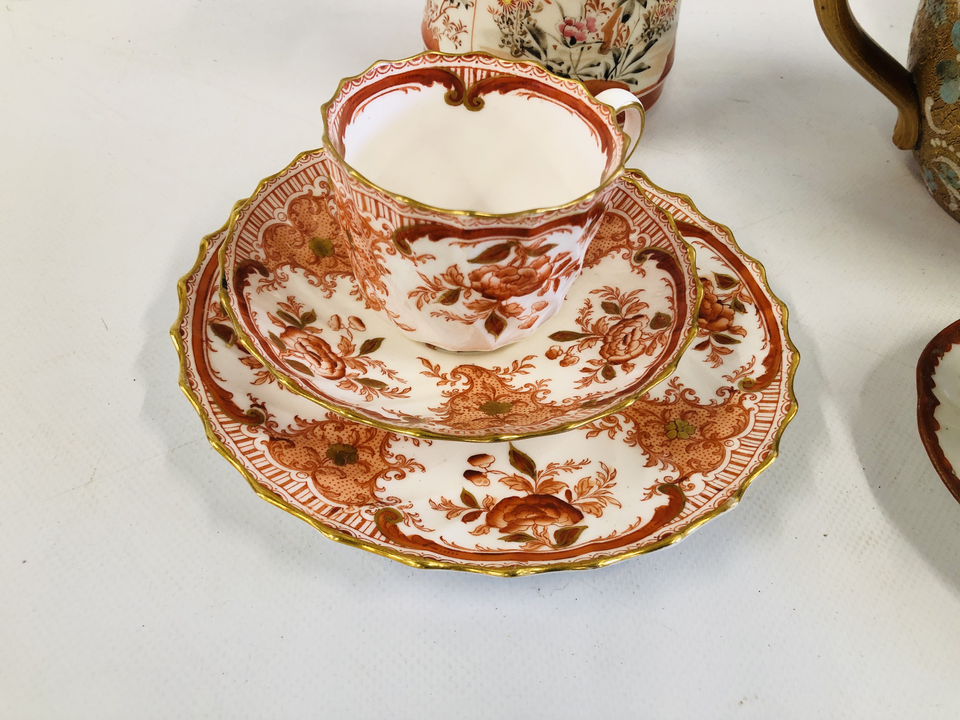 A GROUP OF ORIENTAL CERAMICS TO INCLUDE A TWO HANDLED LIDDED URN A/F, THREE JUGS AND A VASE, - Image 2 of 22