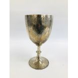 AN IMPRESSIVE SILVER TROPHY CUP DECORATED WITH FLOWERS ON A CIRCULAR SPREADING BASE,
