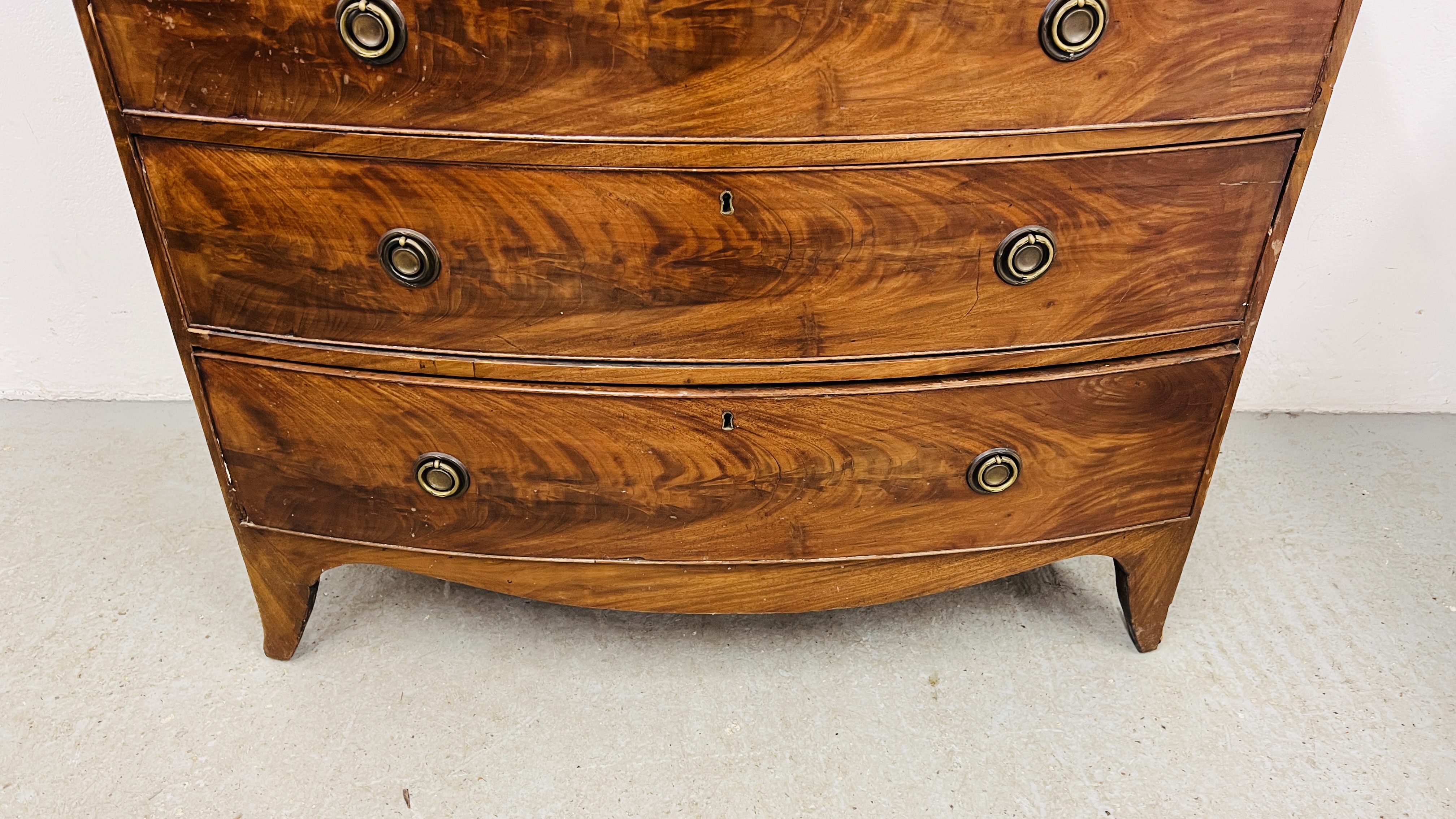 A MAHOGANY BOW FRONTED TWO OVER THREE CHEST OF DRAWERS, W 106CM, D 54CM, H 104CM. - Image 4 of 10