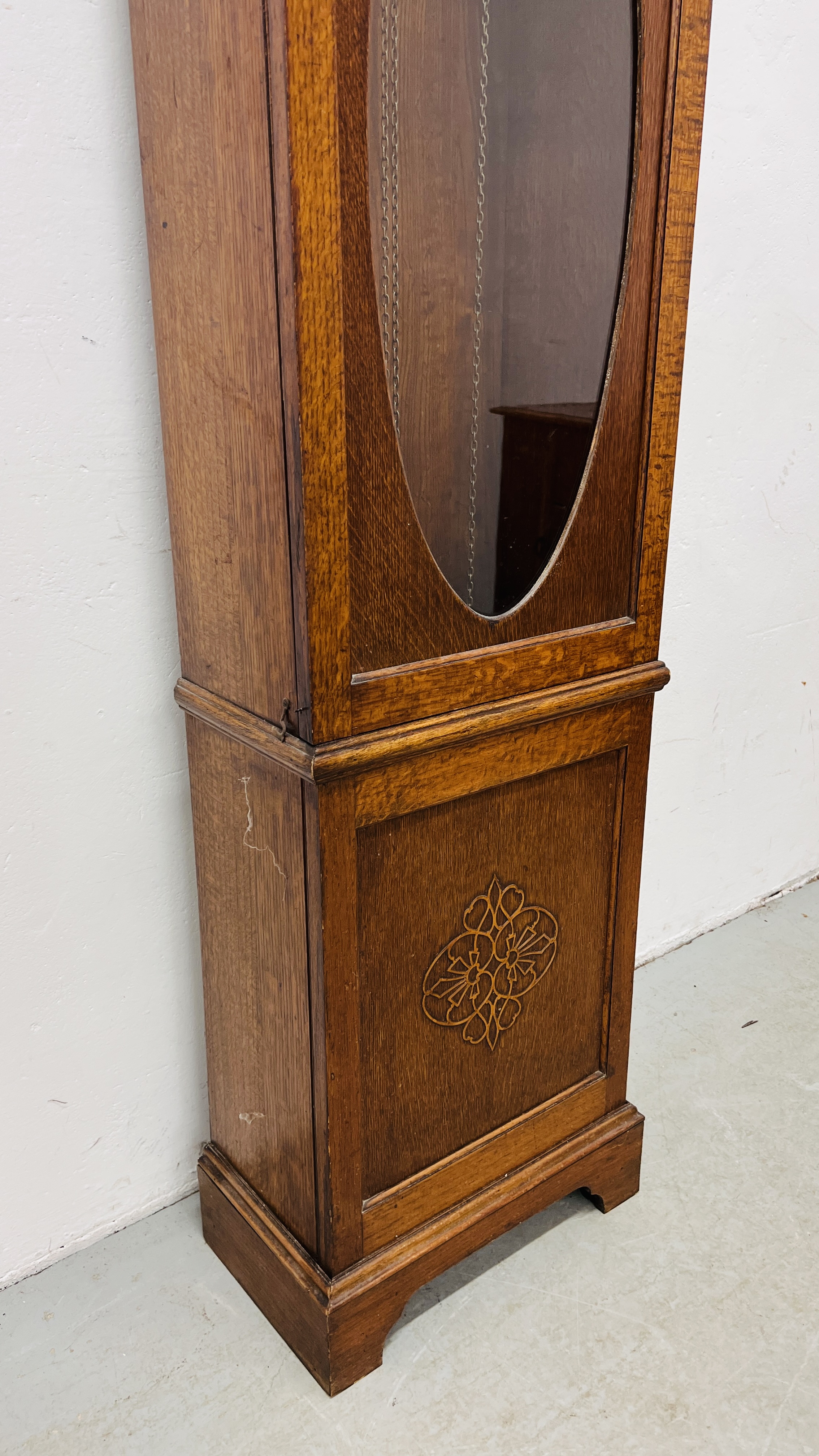 A GERMAN 1930's OAK CASED LONG CASE CLOCK WITH WESTMINSTER CHIME. - Image 4 of 8