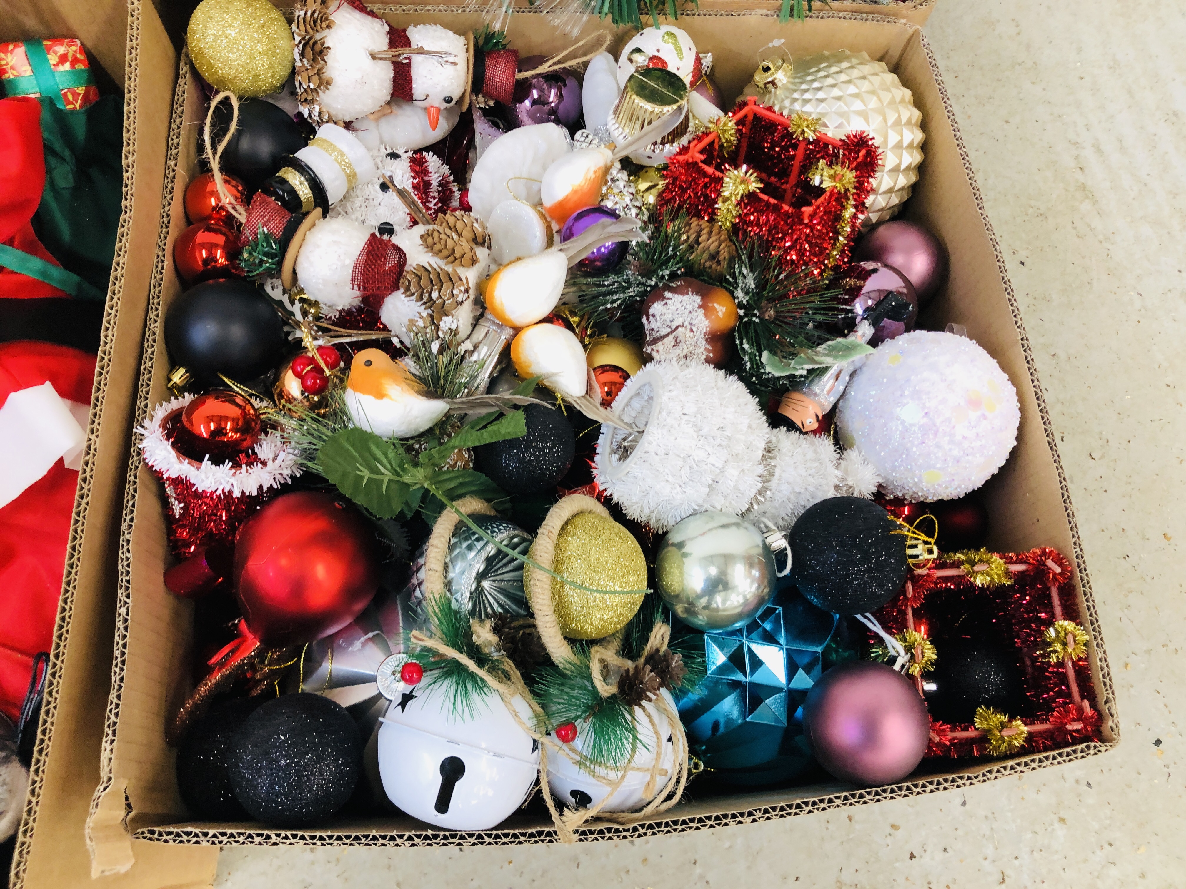 SIX BOXES CHRISTMAS DECORATIONS TO INCLUDE ARTIFICIAL WREATHS, FATHER CHRISTMAS, SNOW MEN, - Image 2 of 8