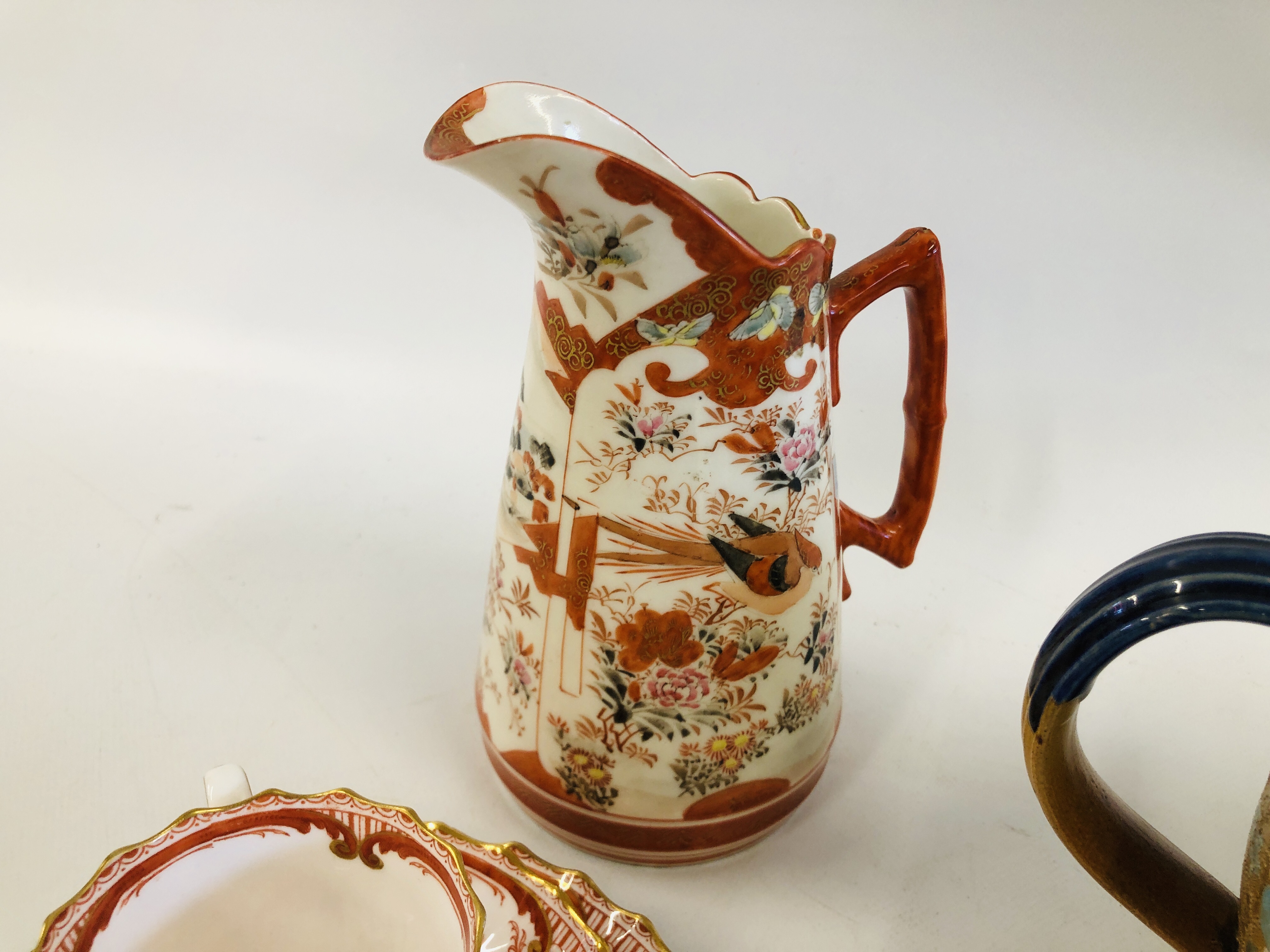 A GROUP OF ORIENTAL CERAMICS TO INCLUDE A TWO HANDLED LIDDED URN A/F, THREE JUGS AND A VASE, - Image 21 of 22