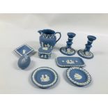 A COLLECTION OF WEDGWOOD BLUE JASPER WARE TO INCLUDE A PAIR OF CANDLESTICKS, A JUG,