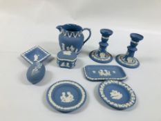 A COLLECTION OF WEDGWOOD BLUE JASPER WARE TO INCLUDE A PAIR OF CANDLESTICKS, A JUG,