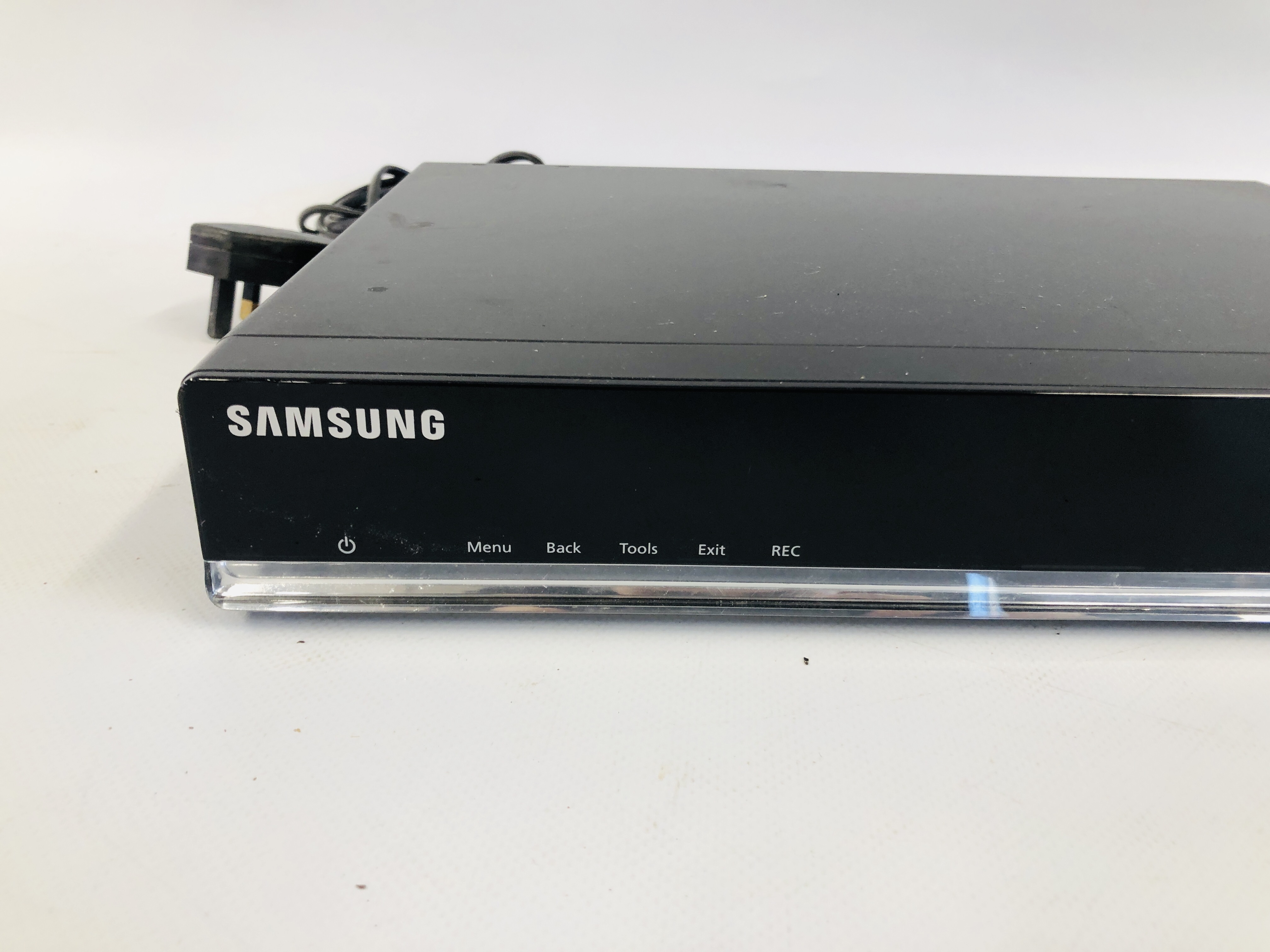A SAMSUNG UNTRA HD BLU-RAY 3D DVD PLAYER WITH REMOTE MODEL UBD-K8500 ALONG WITH A SAMSUNG DIGITAL - Image 2 of 5