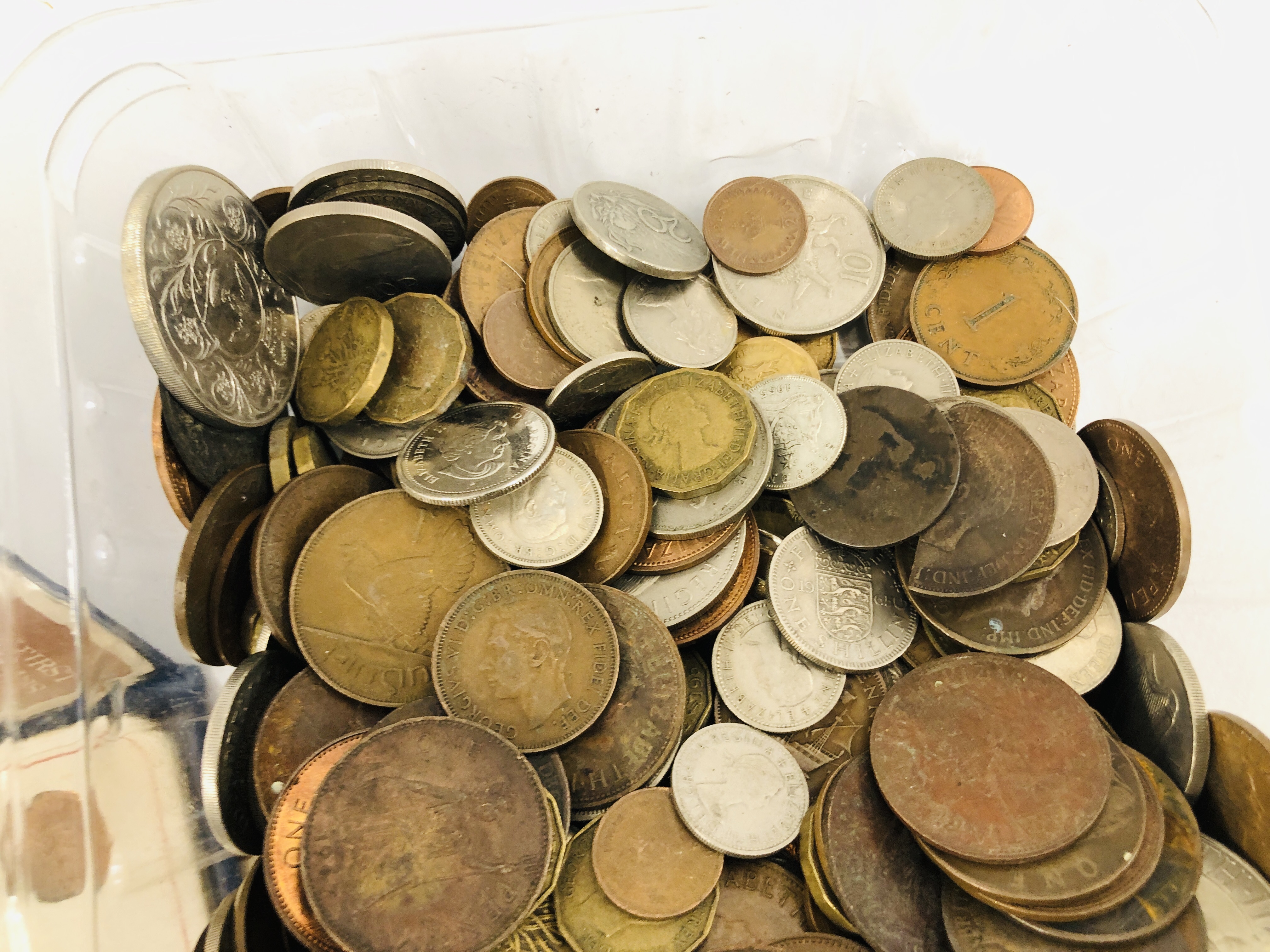 A TUB OF MIXED GB AND COMMONWEALTH COINS. - Image 4 of 4