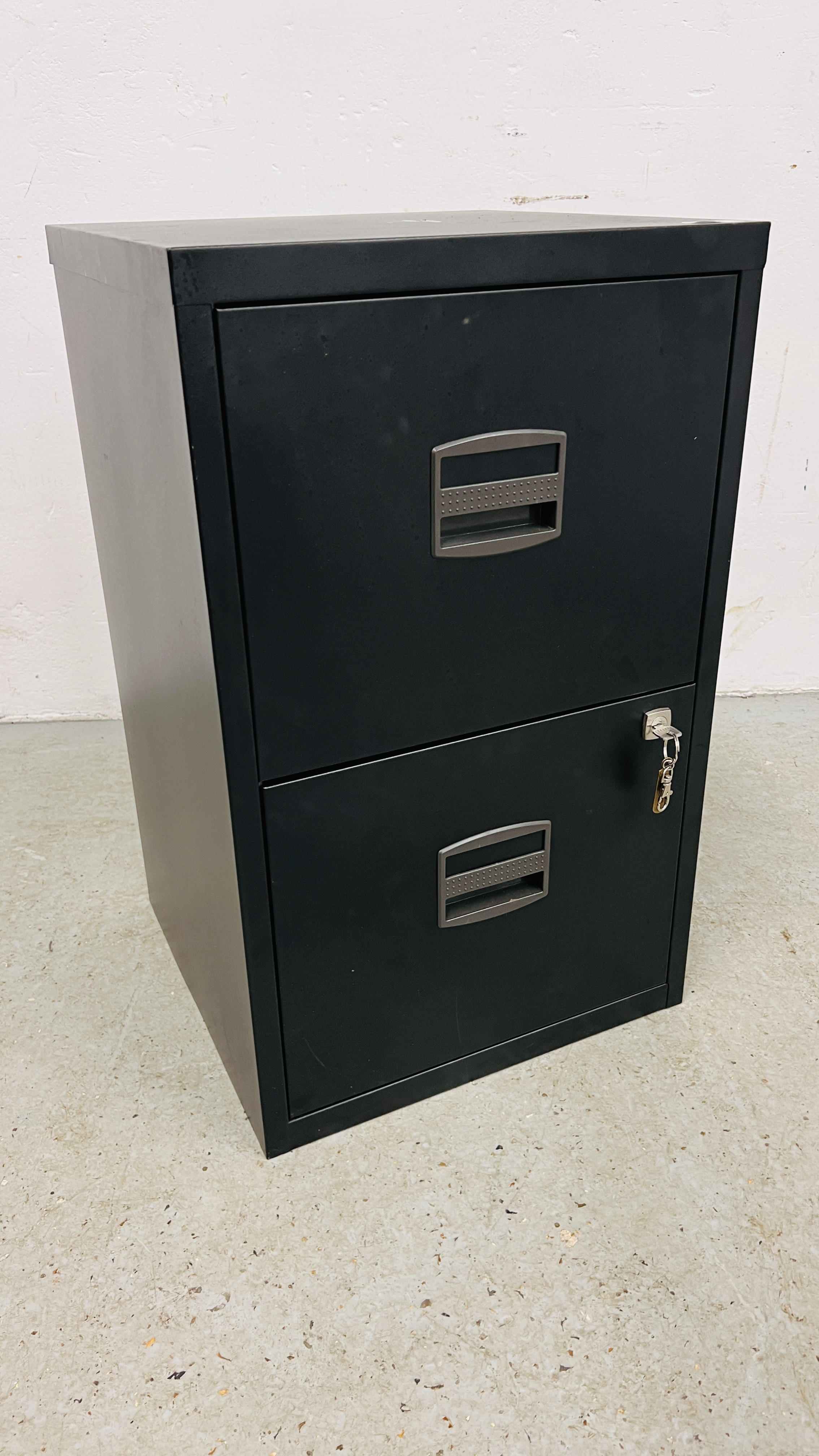 A BLACK FINISHED TWO DRAWER STEEL FILING CABINET COMPLETE WITH KEY