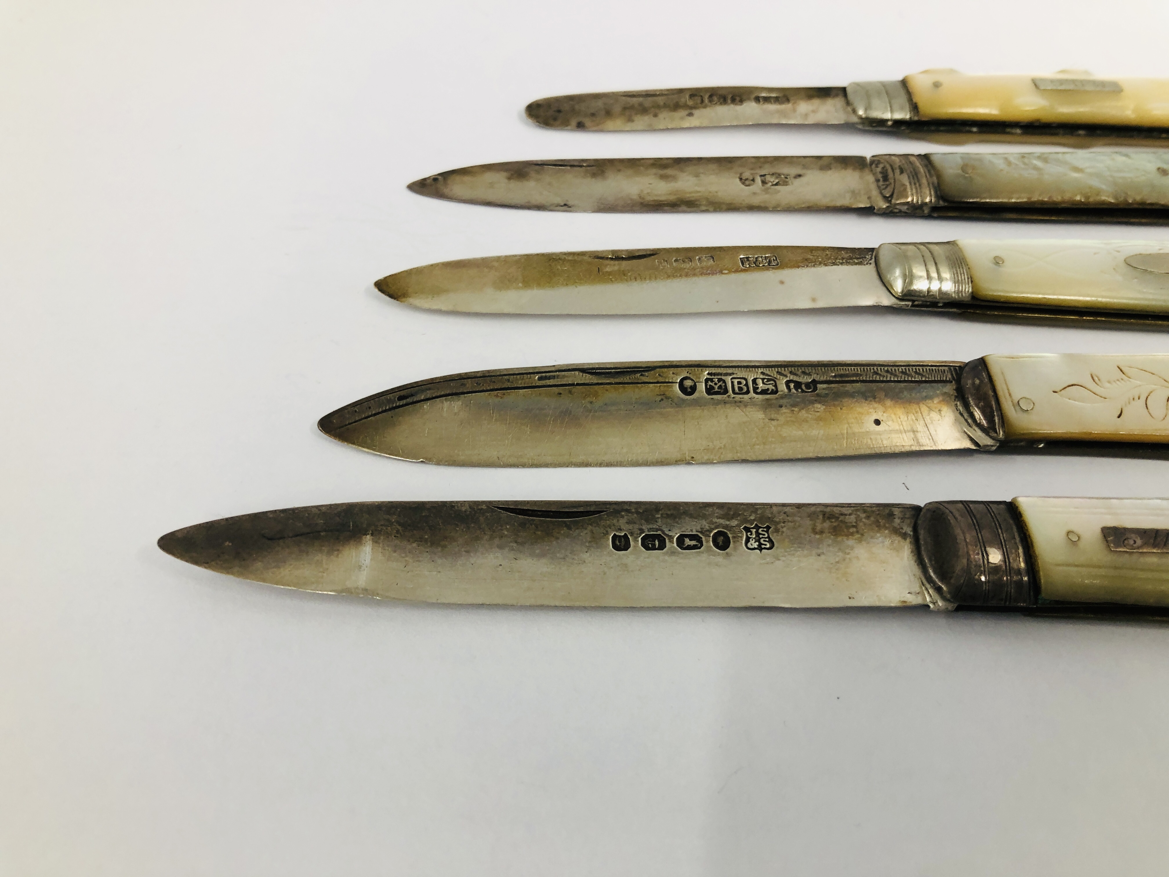 A GROUP OF FIVE VINTAGE SILVER AND MOTHER OF PEARL FRUIT/PEN KNIVES - Image 2 of 6