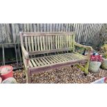 A HARDWOOD GARDEN BENCH LENGTH 118CM.