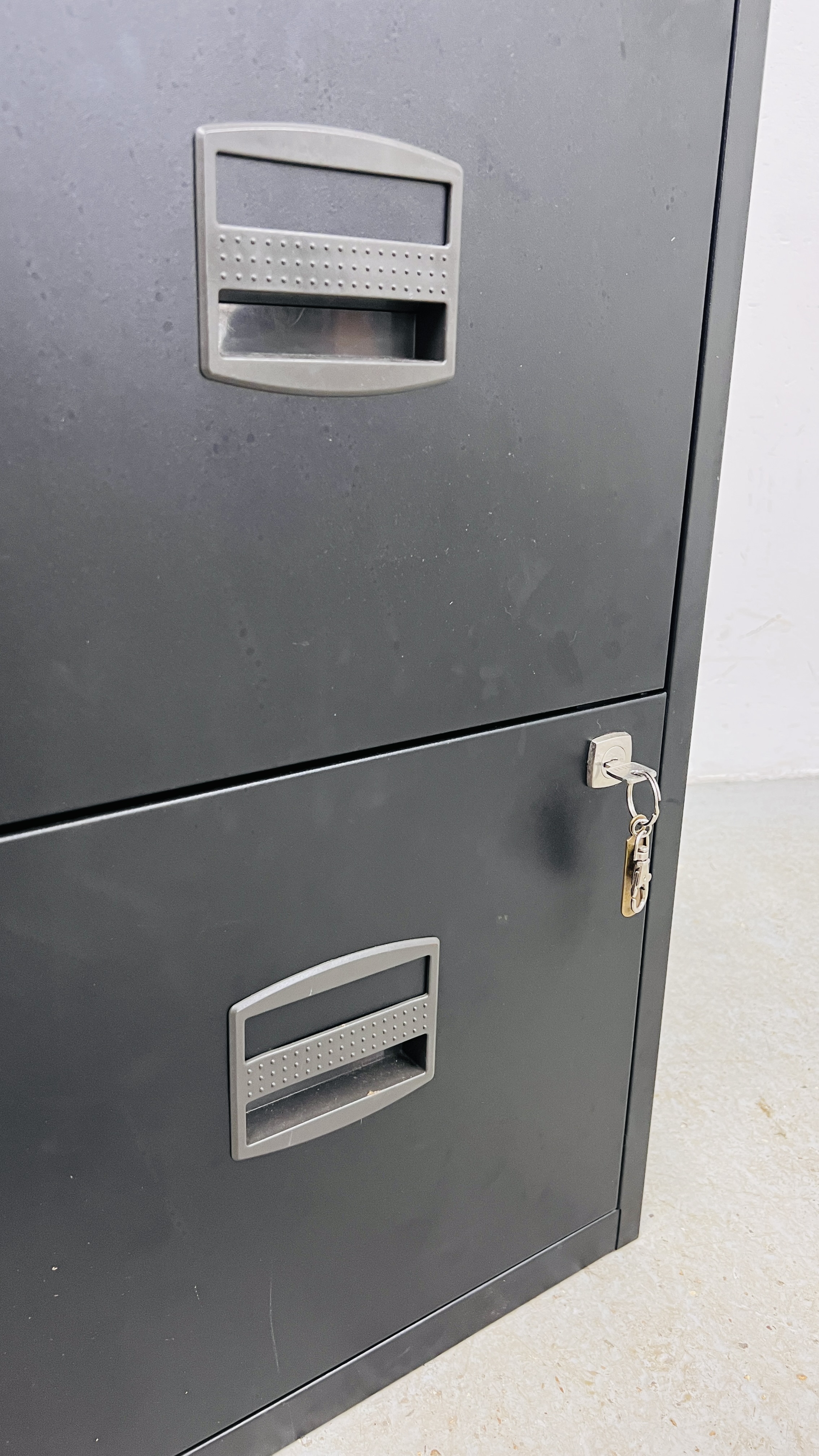 A BLACK FINISHED TWO DRAWER STEEL FILING CABINET COMPLETE WITH KEY - Image 4 of 5