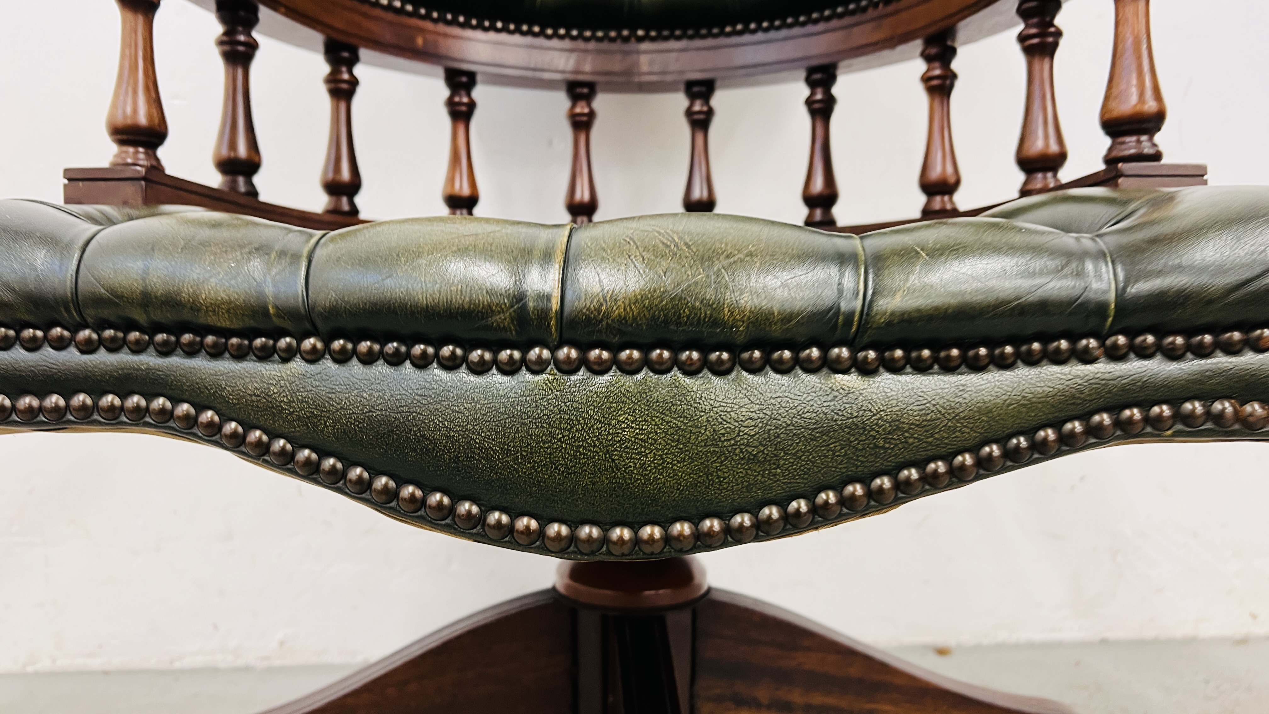 BOTTLE GREEN LEATHER BUTTON BACK REVOLVING OFFICE CHAIR. - Image 8 of 16