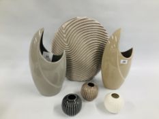 A GROUP OF SIX DESIGNER KELLY HOPPEN VASES OF VARIOUS SIZES (LARGER VASE A/F).