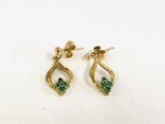 A PAIR OF 9CT GOLD EMERALD SET DROP EARRINGS.