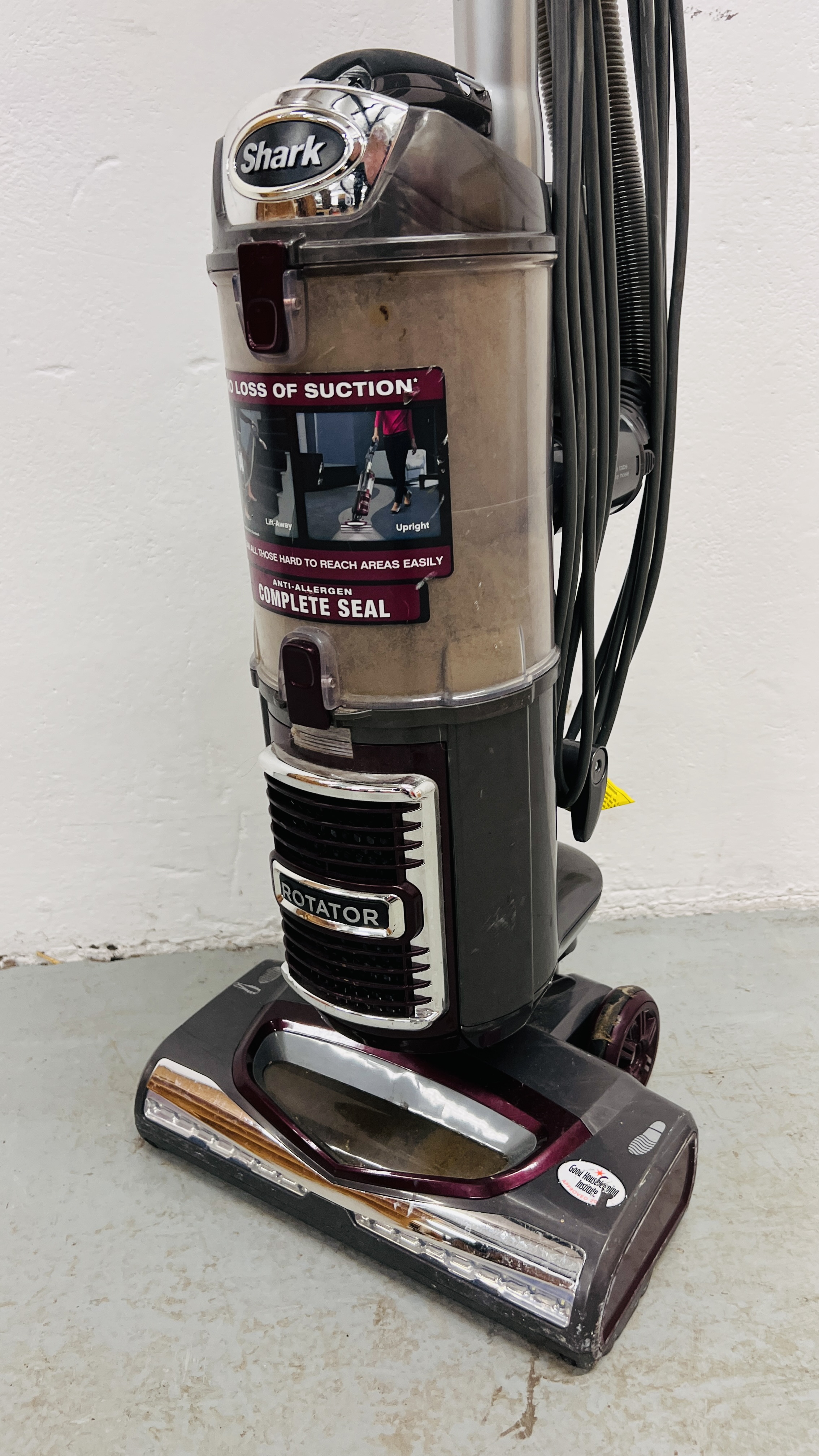 SHARK ROTATOR VACUUM CLEANER - SOLD AS SEEN. - Image 2 of 8