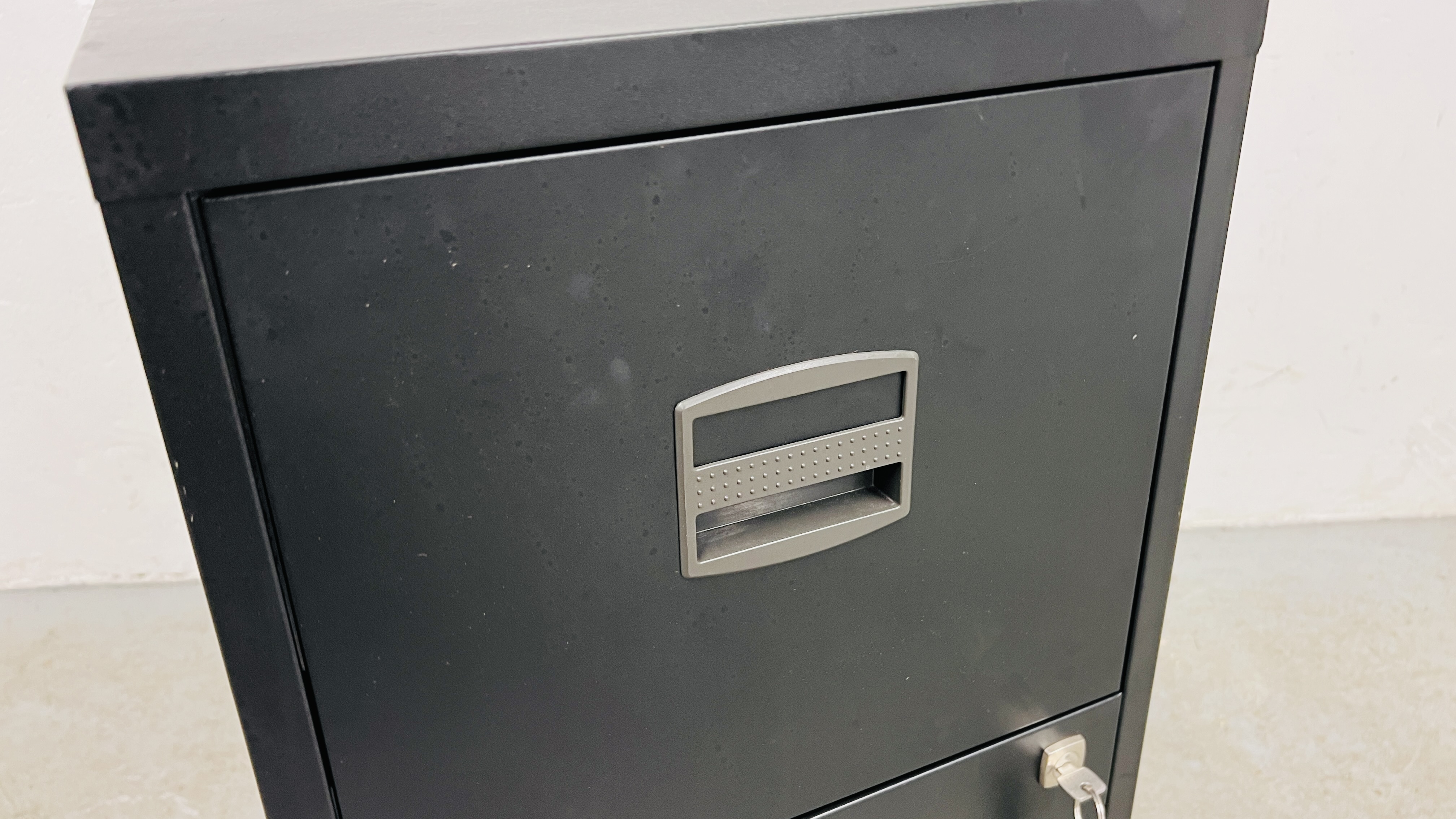 A BLACK FINISHED TWO DRAWER STEEL FILING CABINET COMPLETE WITH KEY - Image 3 of 5