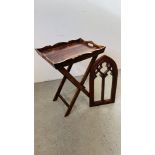 A HARDWOOD SERVING TRAY WITH FOLDING STAND AND HARDWOOD GOTHIC STYLE MIRROR HEIGHT 61CM.