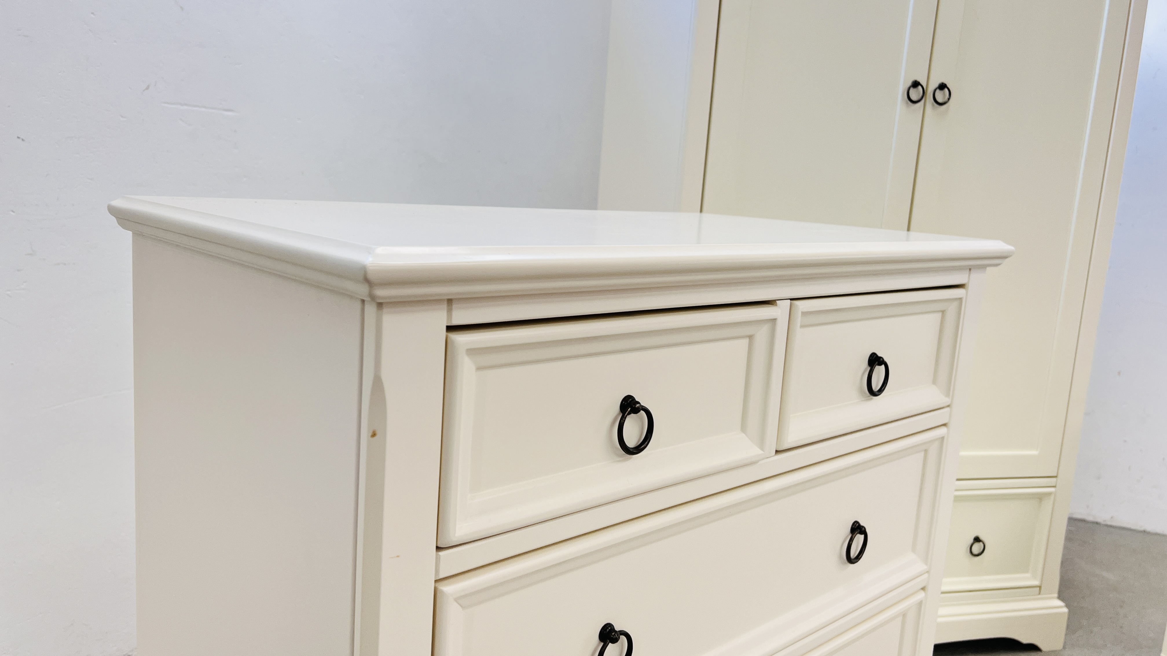 A JULIAN BOWEN THREE PIECE CREAM FINISH BEDROOM SUITE COMPRISING OF A DOUBLE WARDROBE WITH DRAWER - Image 8 of 15