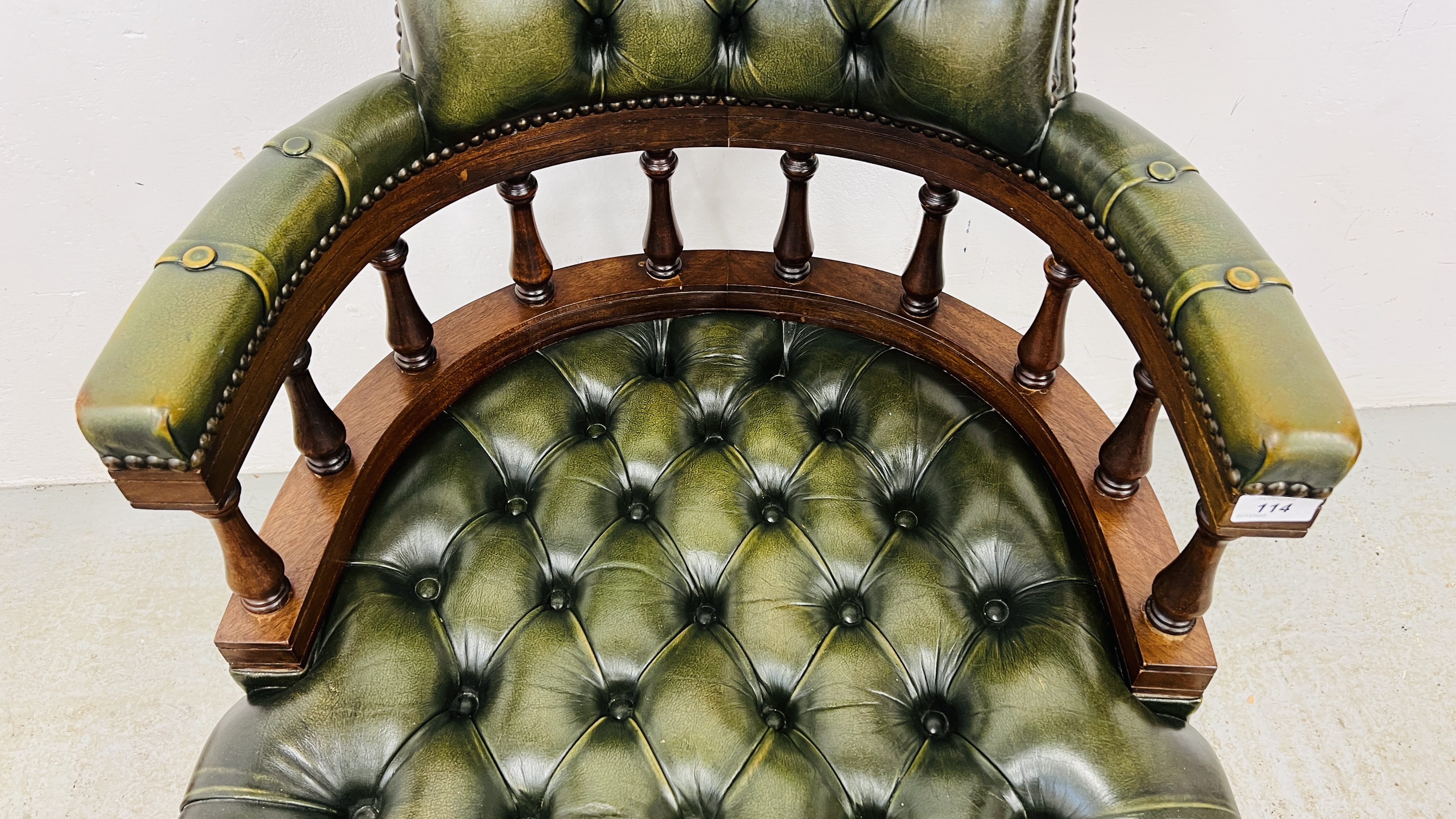 BOTTLE GREEN LEATHER BUTTON BACK REVOLVING OFFICE CHAIR. - Image 5 of 16