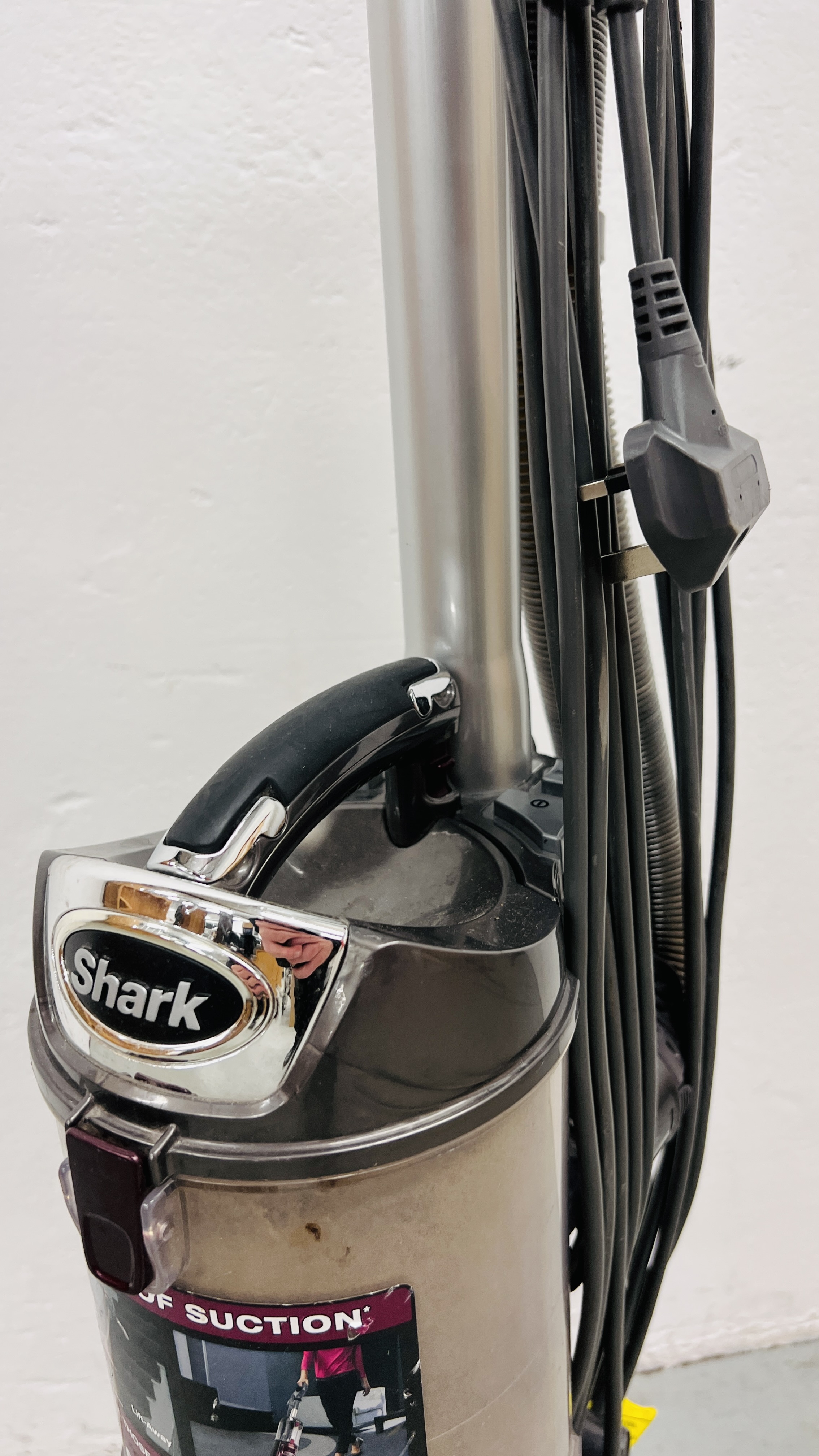 SHARK ROTATOR VACUUM CLEANER - SOLD AS SEEN. - Image 4 of 8