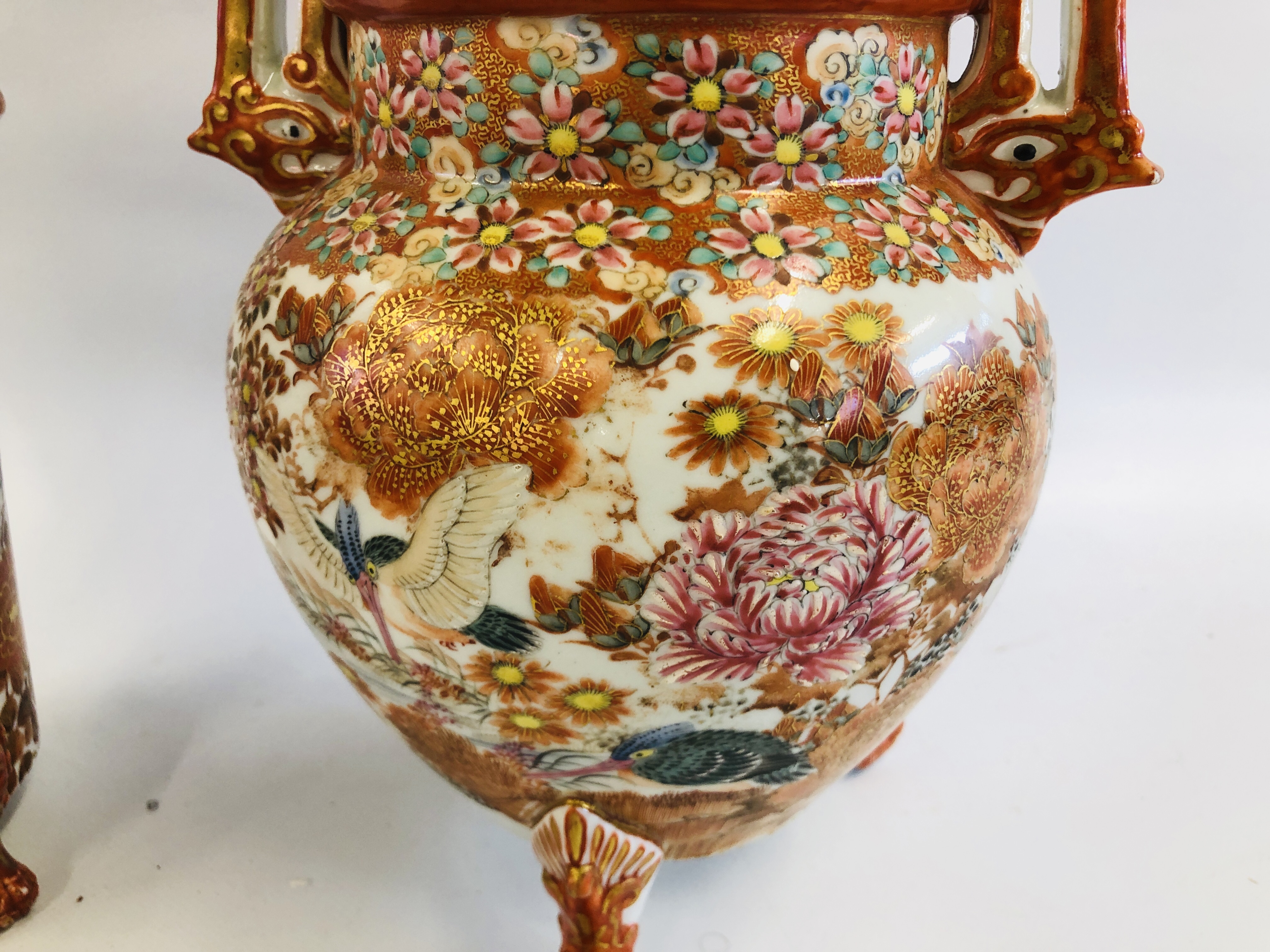 A GROUP OF ORIENTAL CERAMICS TO INCLUDE A TWO HANDLED LIDDED URN A/F, THREE JUGS AND A VASE, - Image 10 of 22