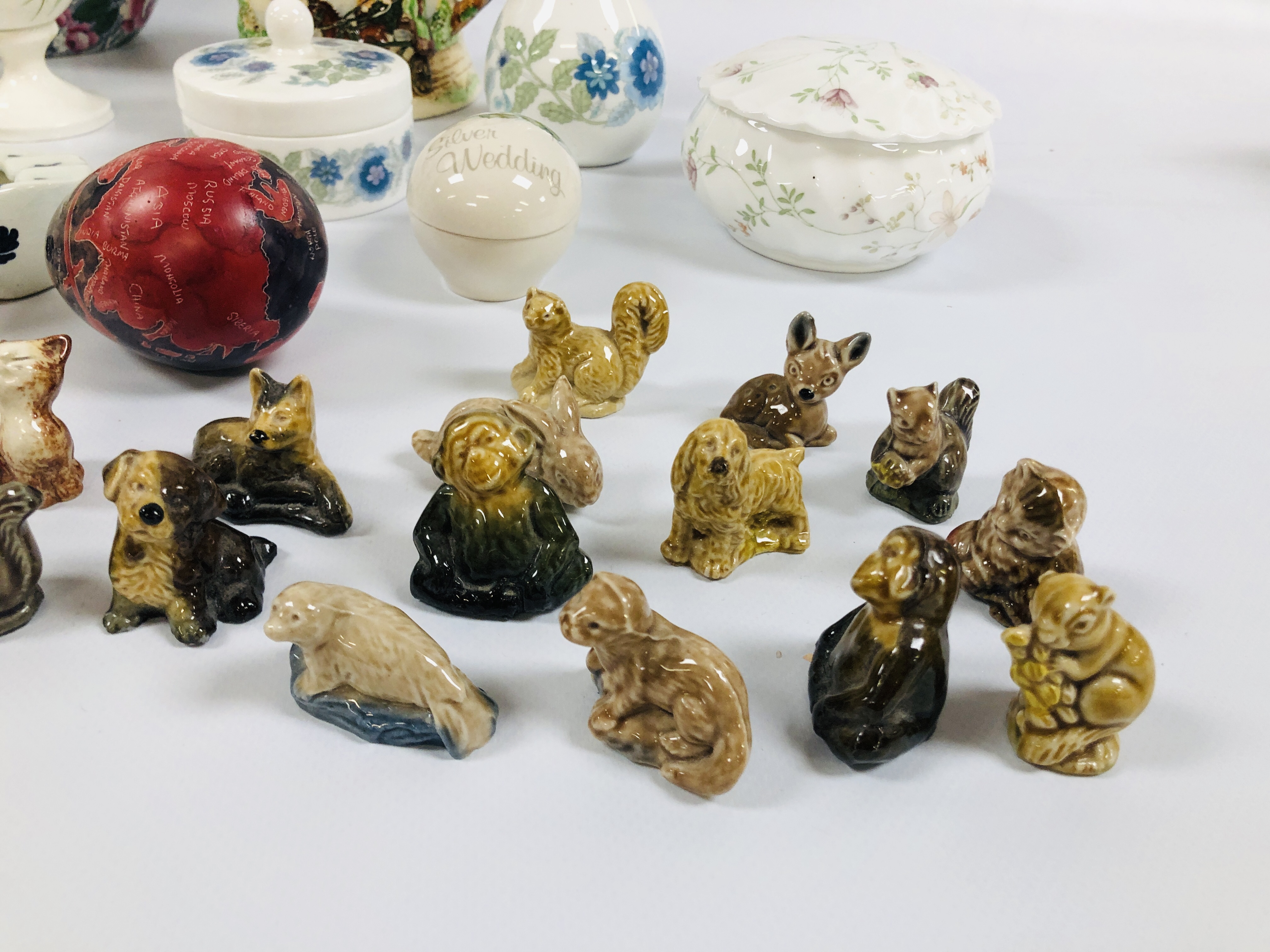 A GROUP OF ASSORTED CHINA TO INCLUDE HARDSTONE/CERAMIC EGGS, WEDGWOOD PAPERWEIGHT, - Image 2 of 7