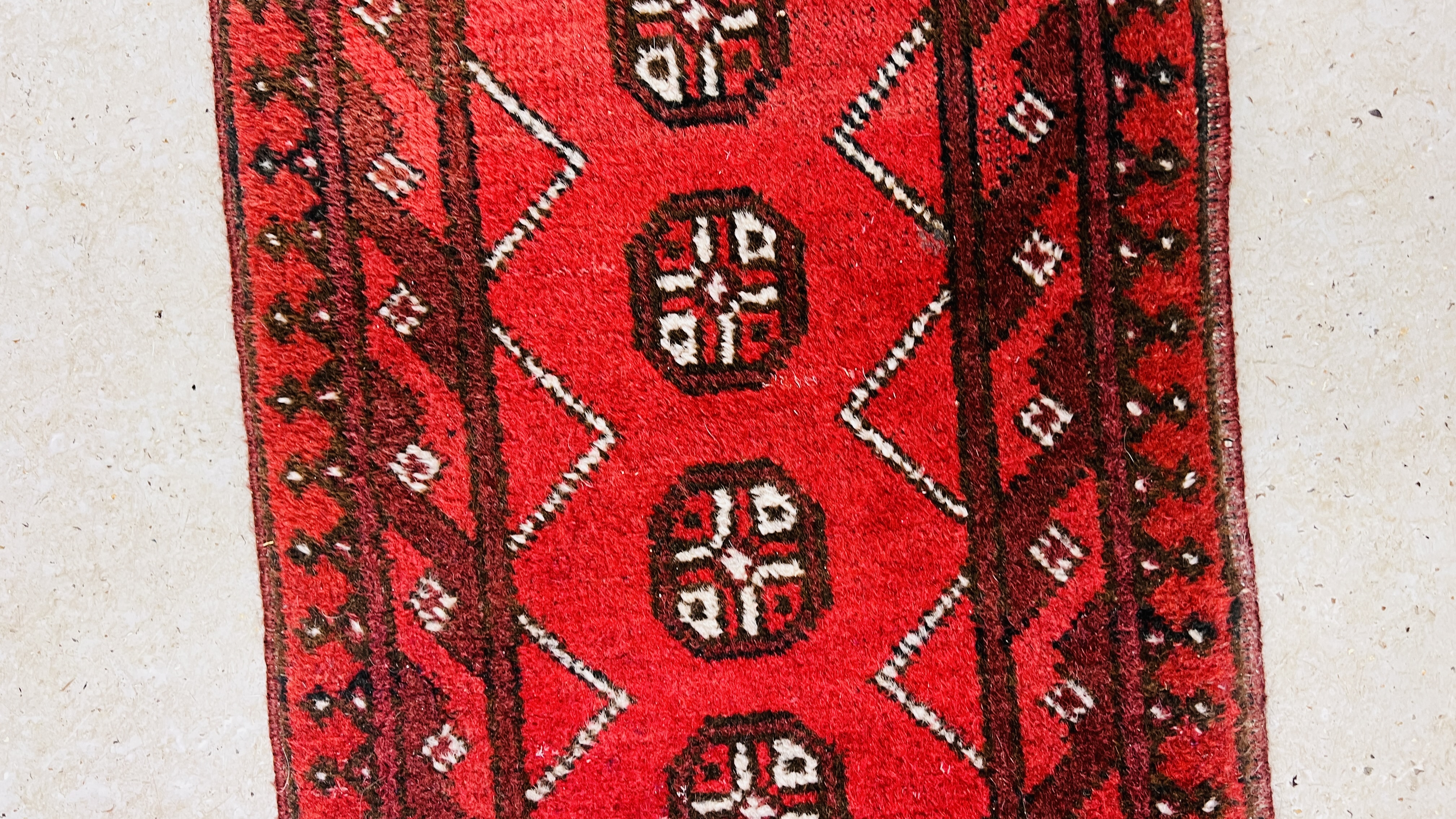 A SMALL RED PATTERNED EASTERN RUG 94CM. X 48CM. - Image 3 of 6