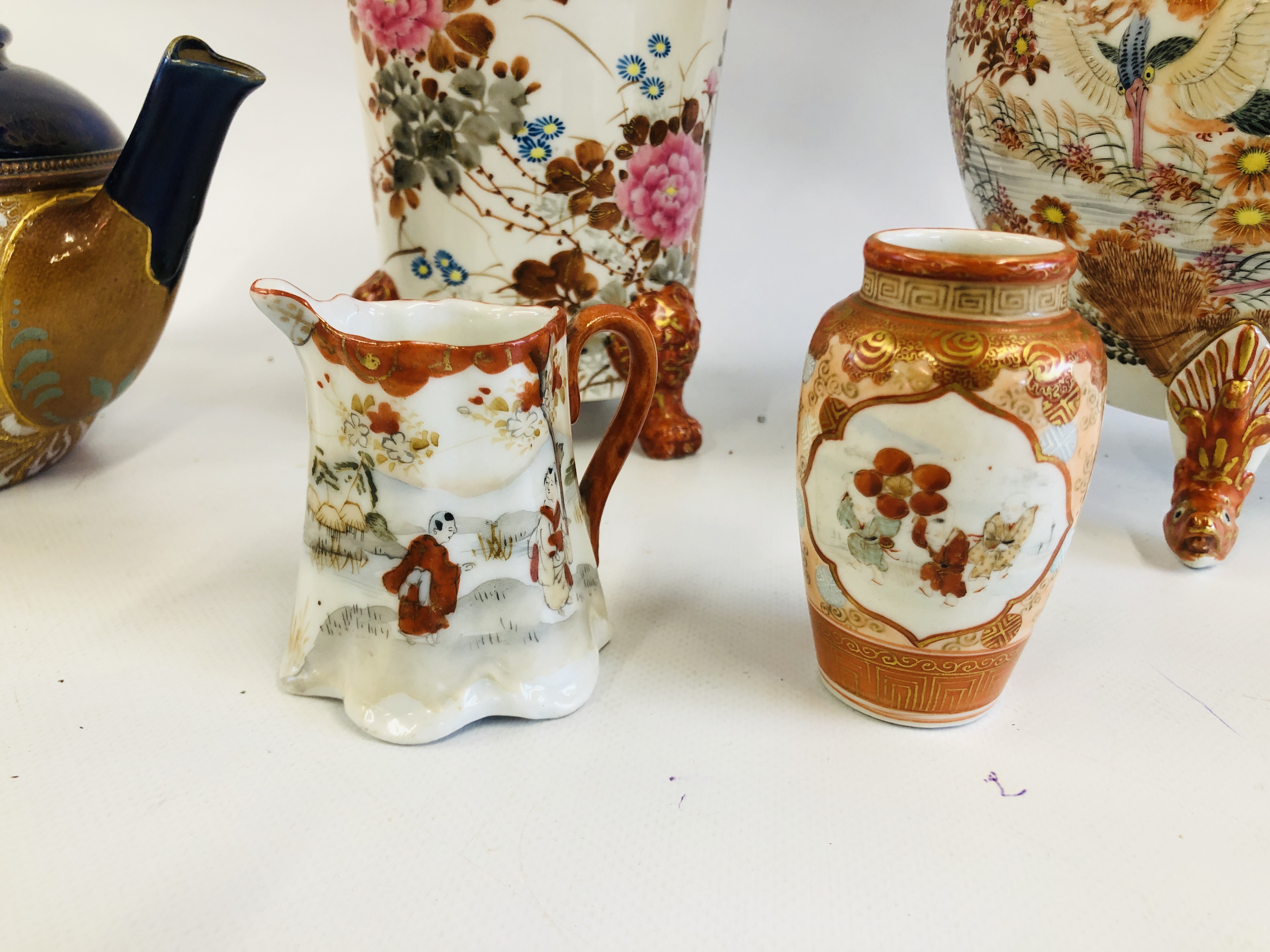 A GROUP OF ORIENTAL CERAMICS TO INCLUDE A TWO HANDLED LIDDED URN A/F, THREE JUGS AND A VASE, - Image 6 of 22