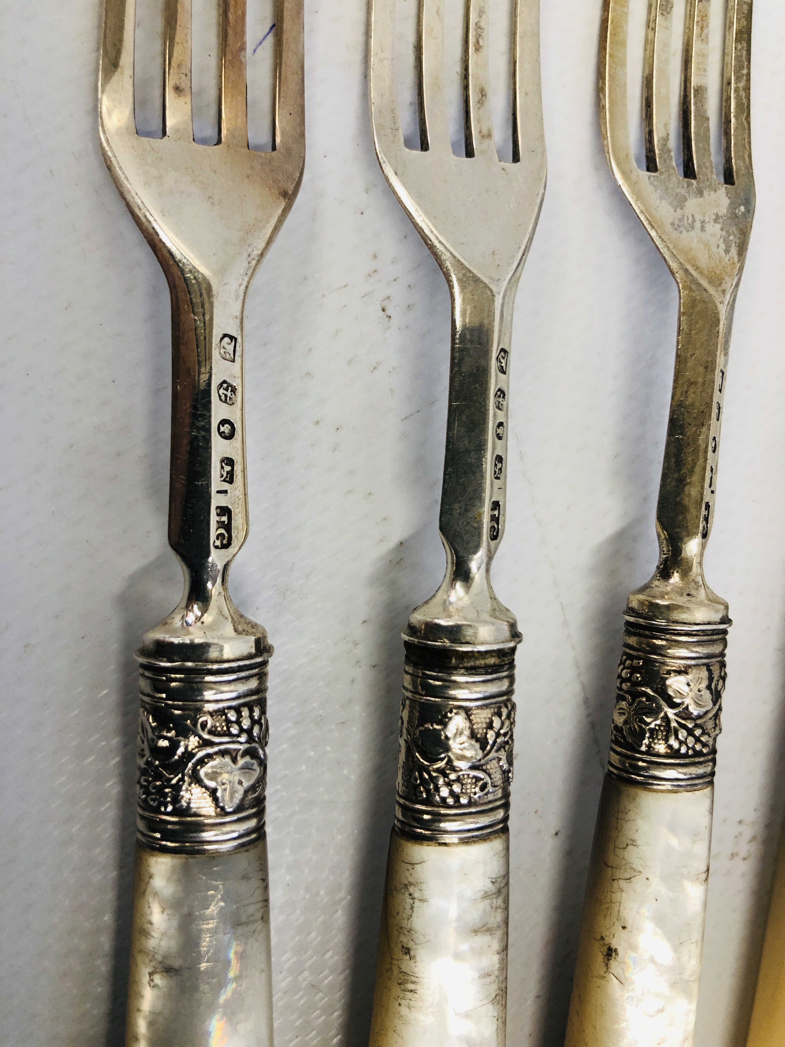 A SET OF SIX SILVER TEA KNIVES AND SIX SILVER FORKS, MOTHER OF PEARL HANDLES, - Image 6 of 11