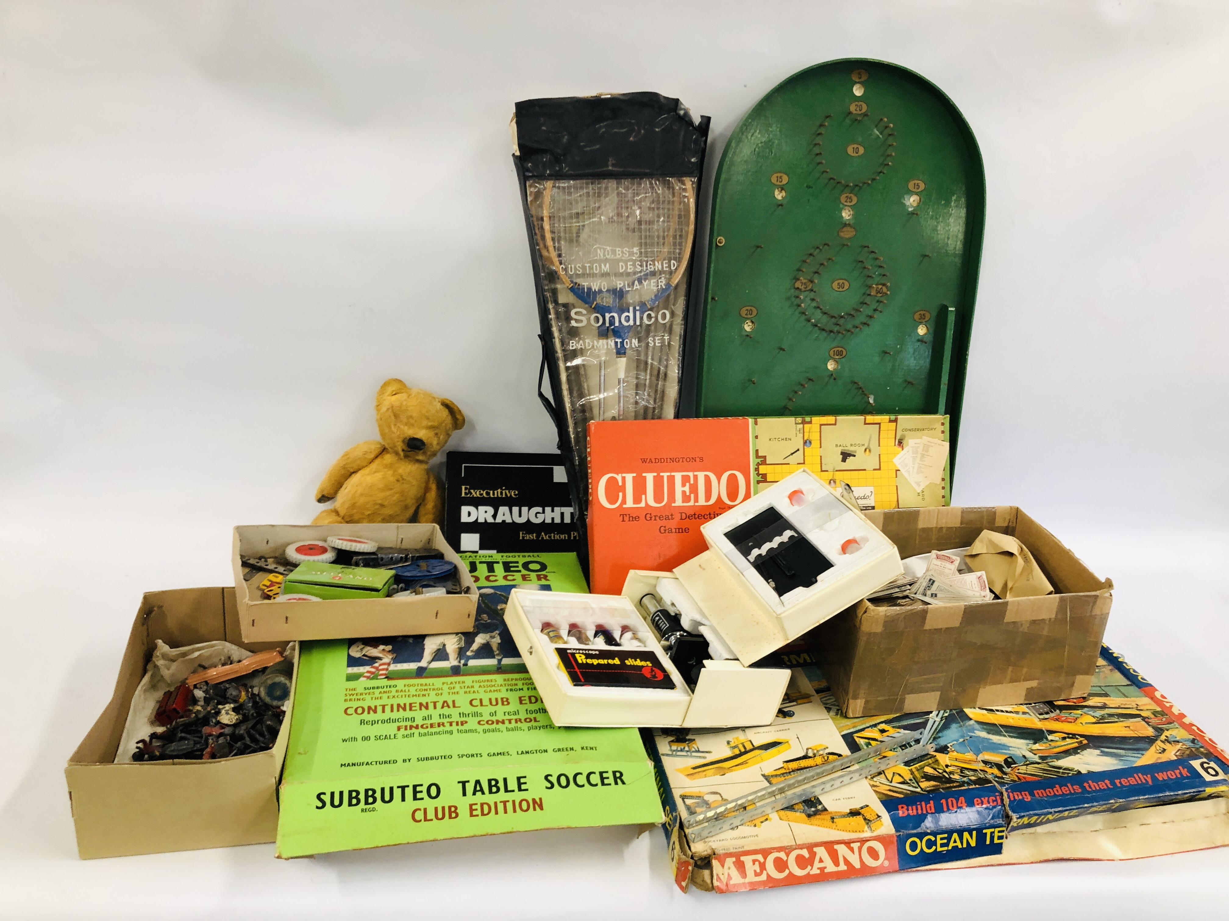 A COLLECTION OF VINTAGE GAMES AND TOYS TO INCLUDE CHAD VALLEY BAGATELLE, SUBBUTEO, MECCANO,