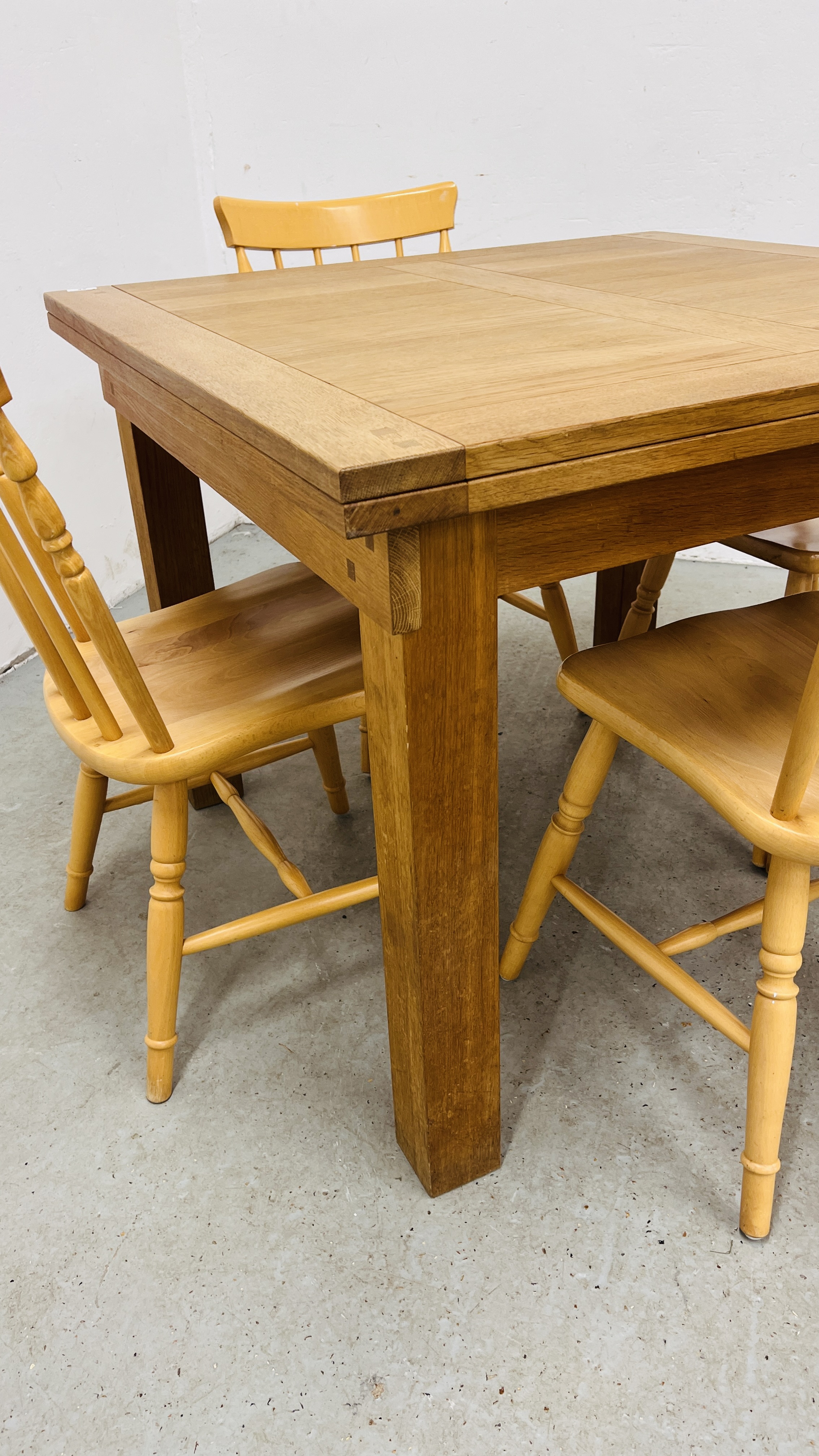 A SOLID OAK EXTENDING DINING TABLE ALONG WITH A SET OF FOUR BEECH WOOD DINING CHAIRS - Image 5 of 14