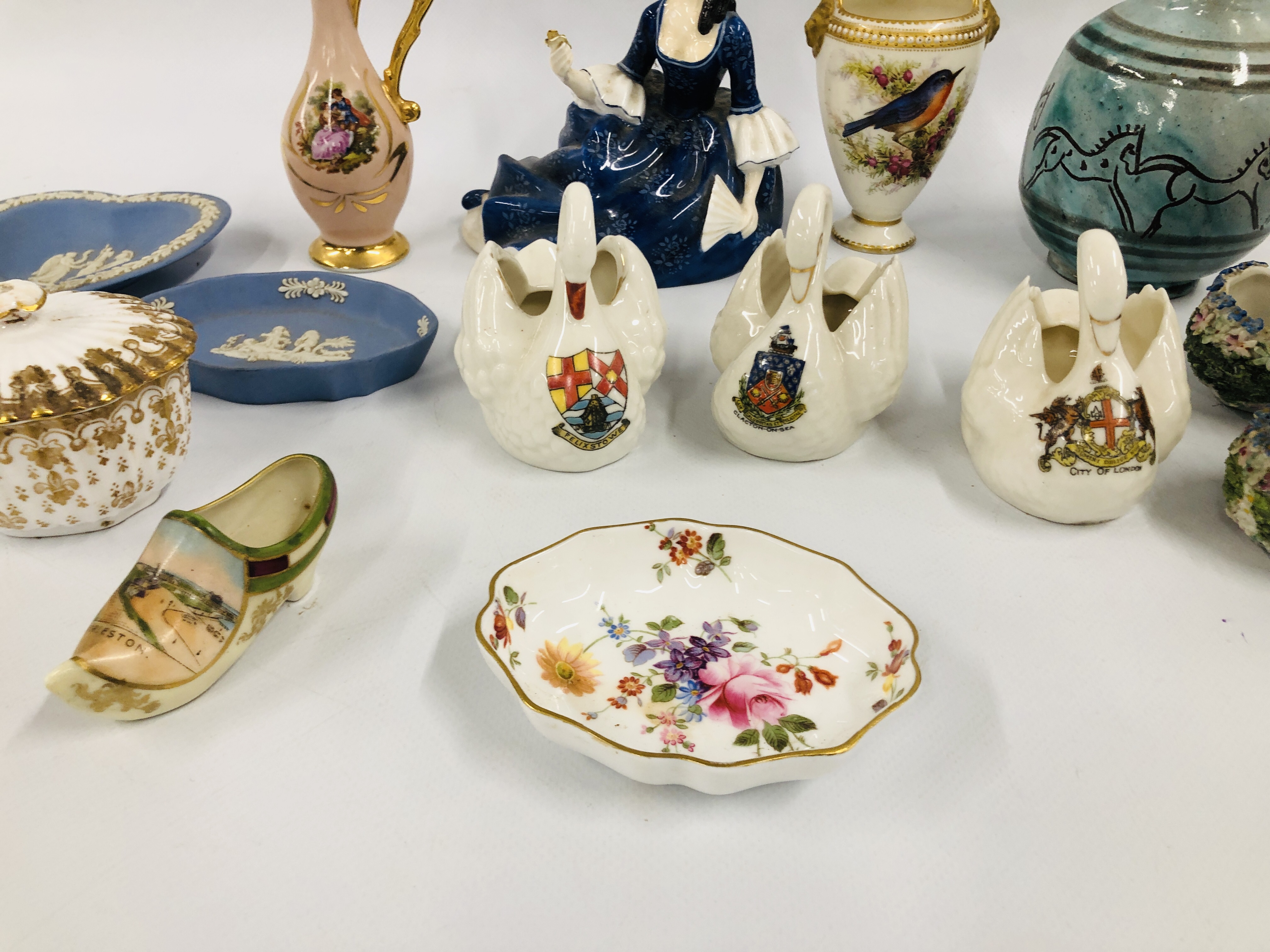 A GROUP OF CABINET CHINA TO INCLUDE THREE CRESTED WARE SWANS, ROYAL CROWN DERBY DISH, - Image 6 of 6