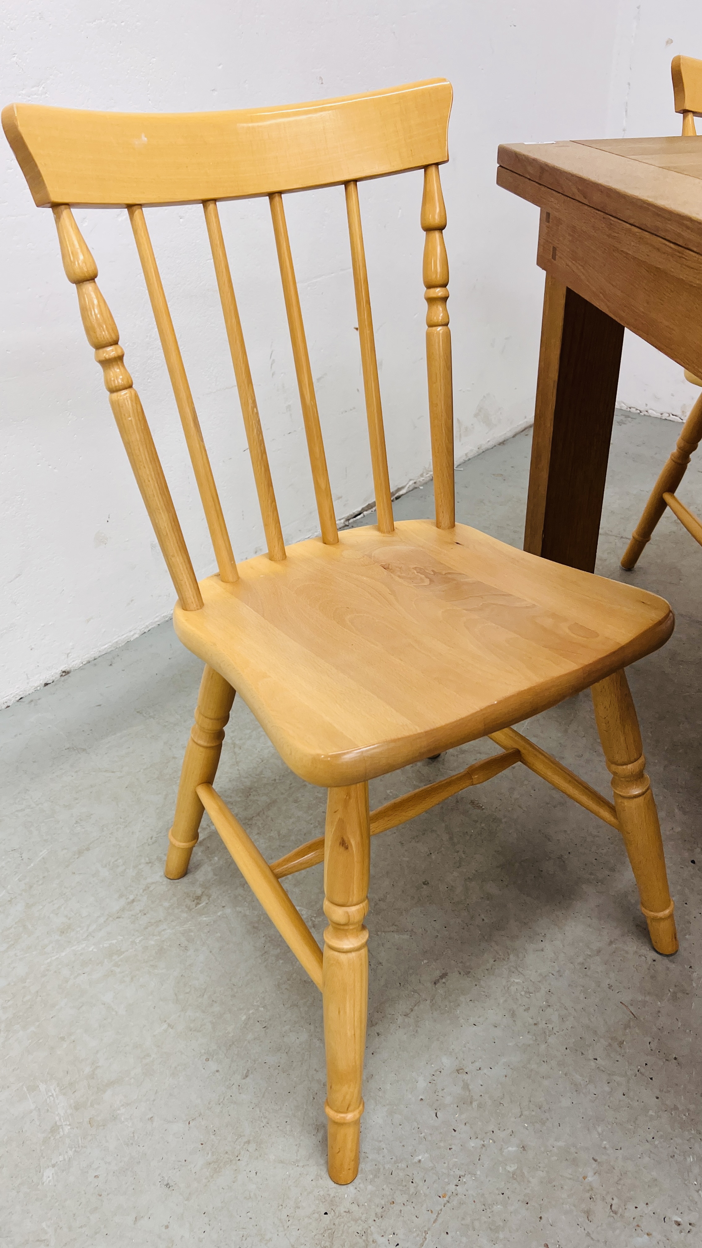 A SOLID OAK EXTENDING DINING TABLE ALONG WITH A SET OF FOUR BEECH WOOD DINING CHAIRS - Image 7 of 14